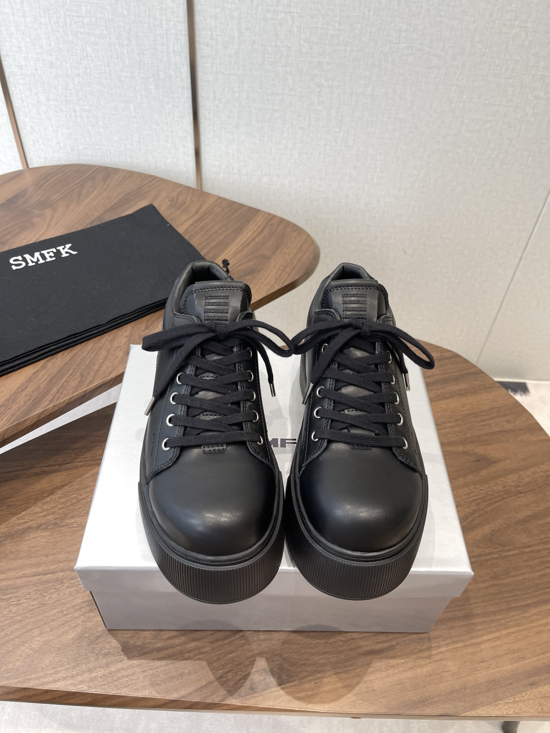 NO:784098,SMFK2026vs the latest popular casual series for spring and summer, round-toe thick-soled casual shoes are a versatile minimalist style national trend. The new work inherits the popular elements of many brands. Casual shoes have endless matching possibilities. They can be worn with narrow-leg jeans or mini skirts, and can also be layered with printed dresses. The item is made of soft pure leather and is equipped with a comfortable block heel of moderate height. The details also ensure that it is secure and difficult to shift, creating a loose and lazy style... Fabric:  Original customized cowhide lining: original customized sheepskin Foot pads: original customized sheepskin Outsole: original molded rubber sole Size: 35-39 (40. Customized non-returnable), casual shoes/sports shoes, sneakers, skirts, jeans, cowhide, sheepskin19860909SMFK2026vs春夏最新王炸爆款休闲系列,圆头厚底休闲鞋 百搭的极简风国潮,新作继承了诸多品牌制胜的流行元素,休闲鞋拥有无尽的搭配可能,它可与窄腿牛仔裤或迷你裙同穿,也能与印花连衣裙打造叠穿造型,单品采用柔软纯皮而成,配有高度适中的舒适粗跟,细节还确保穿着稳妥不易移位,营造松垮慵懒风…… 面料: 原版定制牛皮 内里: 原版定制羊皮 垫脚: 原版定制羊皮 大底: 原版开模橡胶底 码数: 35-39（40.定制不退换）,休闲鞋/运动鞋,sneakers,skirts,jeans,cowhide,sheepskin,Women's Shoes