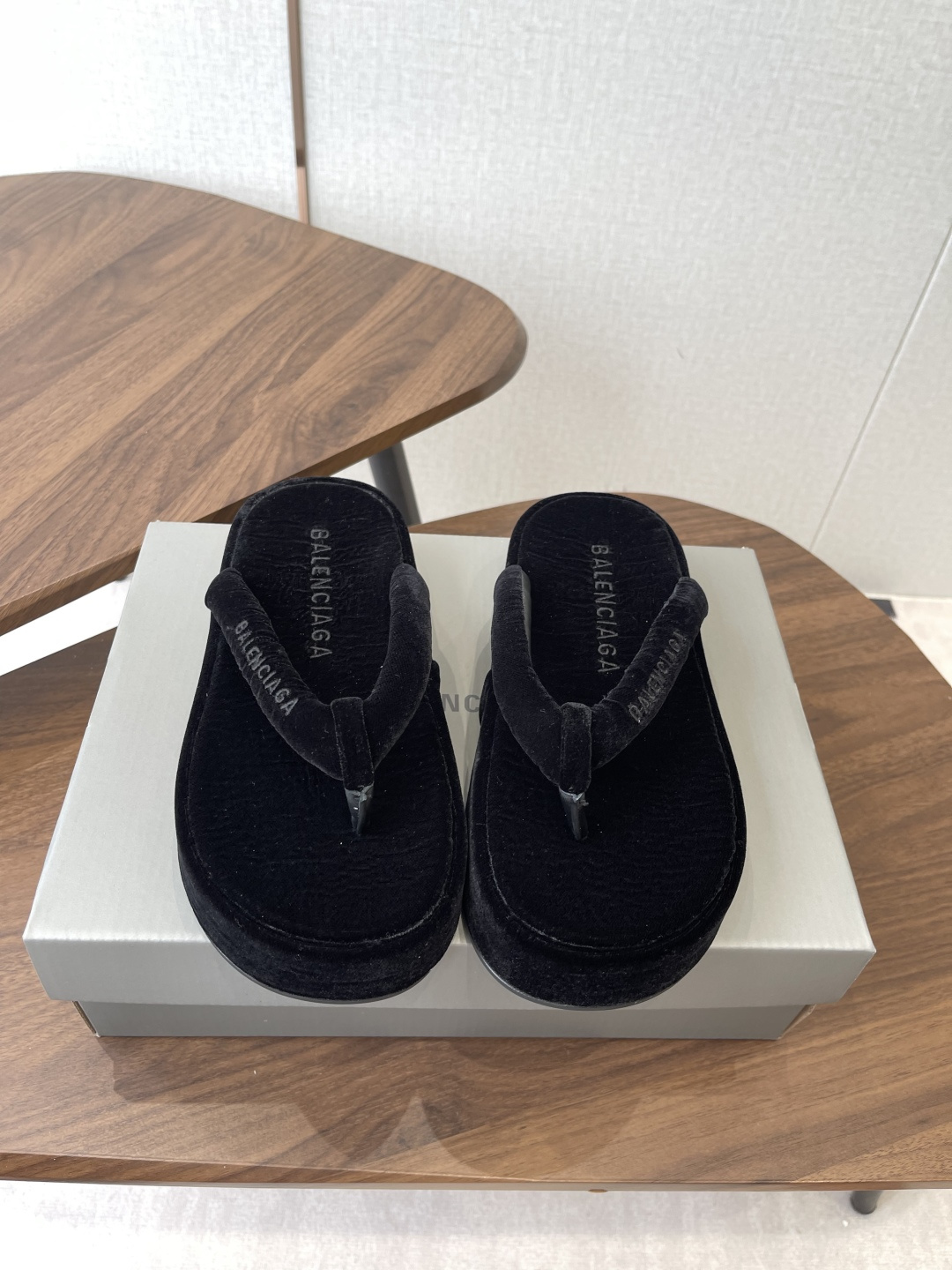 NO:784094,Balemciag Balenciaga 26ss new summer style tassel flip-flops, a must-have for the beach. Balemciag2026 latest hot style summer flip-flops, a versatile style that shows slimming feet, a slipper with great looks, perfect with any combination!  Lazy slippers are worth recommending. Suede upper Size#35-42 (40 41 42 customization is not returnable), split-toe shoes, balenciaga, balenciaga, slippers19860909Balemciag巴黎世家 26ss 夏季新款 流苏 夹脚人字拖 海滩必备款 Balemciag2026最新爆款 夏季夹脚拖鞋、百搭显脚瘦气质款,颜值爆棚的一款拖鞋,任意搭配都很绝！懒人拖鞋值得推荐 鞋面绒面 Size#35-42（40 41 42定制不退换）,分趾鞋,balenciaga,balenciaga,slippers,Women's Shoes