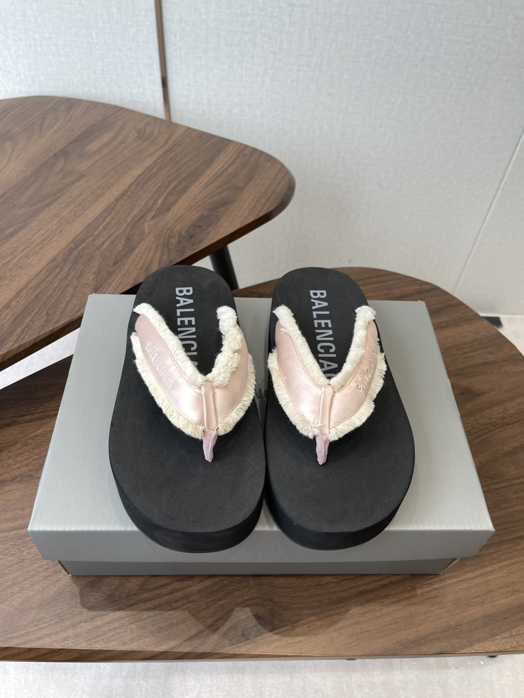 NO:784090,Balemciag Balenciaga 26ss new summer style tassel flip-flops, a must-have for the beach. Balemciag2026 latest hot style summer flip-flops, a versatile style that shows slimming feet, a slipper with great looks, perfect with any combination!  Lazy slippers are worth recommending. The upper is mixed and woven. Size#35-42 (40 41 42 customization is not returnable), split-toe shoes, balenciaga, balenciaga, slippers19860909Balemciag巴黎世家 26ss 夏季新款 流苏 夹脚人字拖 海滩必备款 Balemciag2026最新爆款 夏季夹脚拖鞋、百搭显脚瘦气质款,颜值爆棚的一款拖鞋,任意搭配都很绝！懒人拖鞋值得推荐 鞋面混合物编织 Size#35-42（40 41 42定制不退换）,分趾鞋,balenciaga,balenciaga,slippers,Women's Shoes