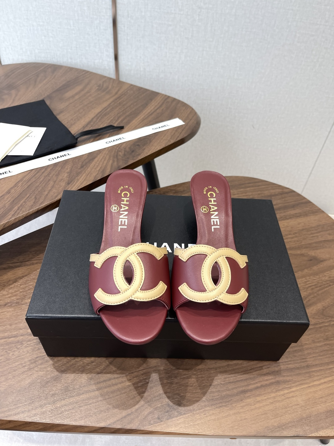 NO:784086,(original one-to-one development) Chanel Xiaoxiang 26ss spring and summer new holiday sheepskin lazy slippers A new design of Xiaoxiang The upper is matched with double C Logo. It is simple and versatile and looks super beautiful no matter how you look at it. The upper is made of imported sheepskin. The lining is sheepskin. The outsole is Italian genuine leather. The heel height is 5.5cm. Size#35-41 (40 41)  Customized (non-refundable), slippers, chanel, slippers, sheepskin, Leather soles19860909(原版一比一开发) Chanel 小香 26ss 春夏新品度假 羊皮 懒人拖 小香的一款全新设计 鞋面搭配双C Logo 简约百搭上脚超级美的 怎么看都超美 鞋面采用进口羊皮 内里垫脚羊皮 大底意大利真皮大底 跟高5.5cm Size#35-41（40 41 订做不退换）,拖鞋,chanel,slippers,sheepskin,Leather soles,Women's Shoes