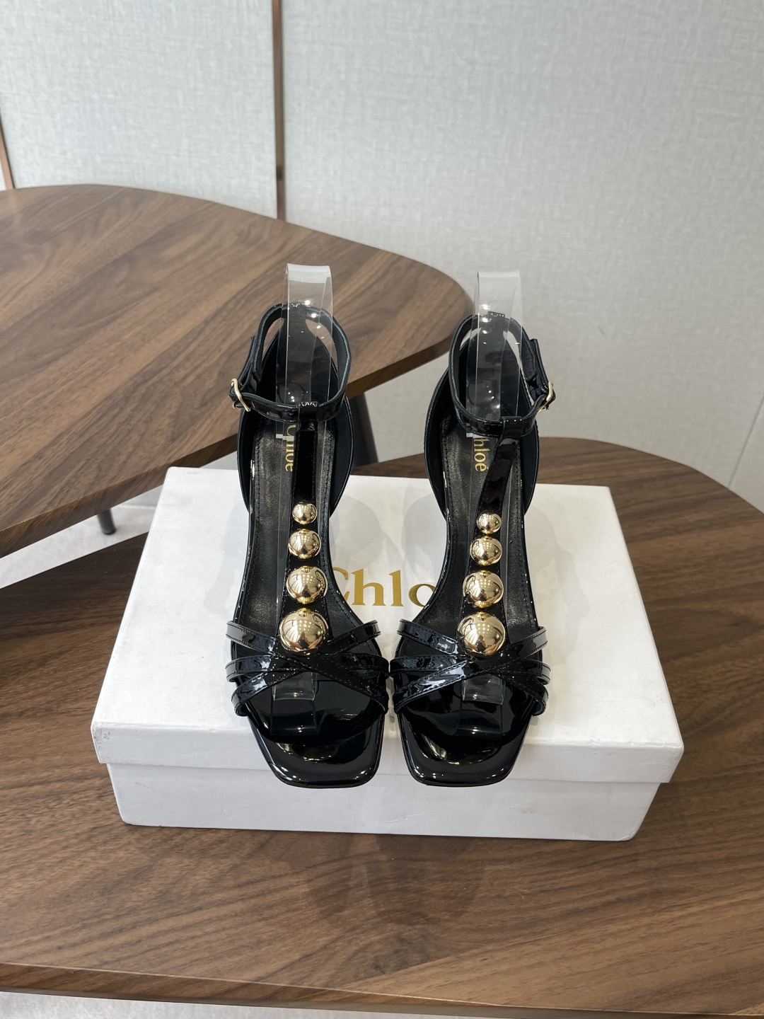 NO:784082,Chloe26ss spring and summer new stiletto heel Mary Jane sandals. This newly designed MARCIE ballet shoes are made of custom calf patent leather. The Mary Jane silhouette and almond-shaped toe show Parisian style. The upper is decorated with gold micro MARCIE buckle details. The buckle engraved with CHLO adds a signature tone to these comfortable ballet shoes. The inner lambskin material is light and soft, and the T-strap design modifies the foot shape. It can be paired with a dress.  Pants are available, high stiletto heels 6cm, Size 35-41 (40-41 customized, non-returnable), high heels and sandals, chloe, loewe, sandals, mary jane, high heels, skirts, sheepskin19860909Chloe26ss 春夏新款 细跟 玛丽珍 凉鞋 单鞋 这款焕新设计的MARCIE芭蕾鞋采用 定制小牛漆皮 ,玛丽珍廓形和杏仁形鞋头展现巴黎风情.鞋面上饰有金色微型MARCIE搭扣细节.镌刻CHLO字样的搭扣为这款舒适的 芭蕾鞋 添标志性格调 内里小羊皮材质轻盈柔软、丁字带设计修饰脚型哦,搭配连衣裙 裤装都很可 跟高细跟6cm Size35-41（40 41订做不退换）,高跟鞋凉鞋,chloe,loewe,sandals,mary jane,high heels,skirts,sheepskin,Women's Shoes