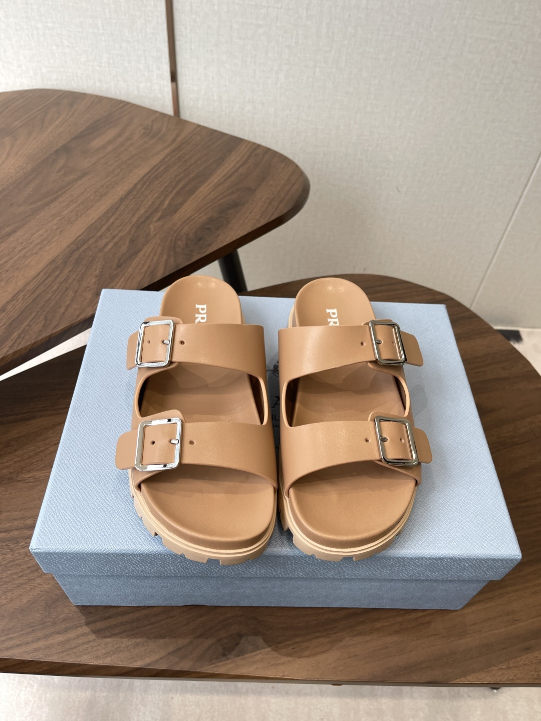 NO:784108,Prada's super popular thick-soled sandals are super popular in the latest spring and summer zigzag Roman braided ultra-light sandals. The retro, fashionable and avant-garde gears make the whole pair of shoes light, comfortable and brightly colored to meet the various choices of fashionable people of different styles! The iconic metal buckle is paired with the shape of ancient beach sandals, and every element is fashionable!  Upper cowhide outsole 1:1 molded outsole Size#35-41 (4041 custom-made, non-returnable), slippers, prada, sandals, slippers, cowhide19860909Prada 超火厚底凉鞋 超火爆最新春夏锯齿罗马编织超轻凉拖 复古时髦前卫的轮齿 让整双鞋轻便舒适鲜艳色彩满足不同风格时髦人士的多种选择! 标志性金属扣搭配古沙滩凉鞋造型,每一个 元素都踩在时髦点上！ 鞋面 牛皮 大底1:1开模大底 Size#35-41（4041定做不退换）,拖鞋,prada,sandals,slippers,cowhide,Women's Shoes