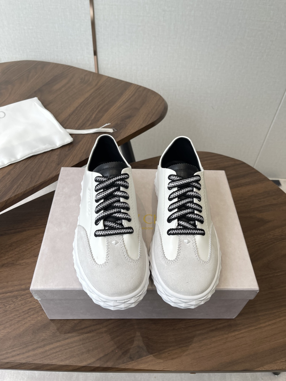 NO:784100,Jimmy Choo 26ss latest casual shoes, the flagship series of the counter!  Purchasing agent level!  The fabric is made from the original Niu Jing, imported cowhide, and is paired with JC element-specific shoelaces, a unique series combination!  Super comfortable on the feet!  Top quality sheepskin lining!  The outsole is the original open-molded TPU outsole Size 35-40 (40 is custom-made and cannot be returned or exchanged), casual shoes/sports shoes, jimmy choo, sneakers, cowhide, sheepskin19860909Jimmy Choo 26ss 最新休闲鞋,专柜主打系列！代购级别！ 面料选用原版一致牛京,进口牛皮 搭配jc元素的特色鞋带,绝绝子的系列组合！上脚超级舒适！内里顶级羊皮！ 大底是原版开模TPU大底 Size35-40（40订做不退换）,休闲鞋/运动鞋,jimmy choo,sneakers,cowhide,sheepskin,Women's Shoes