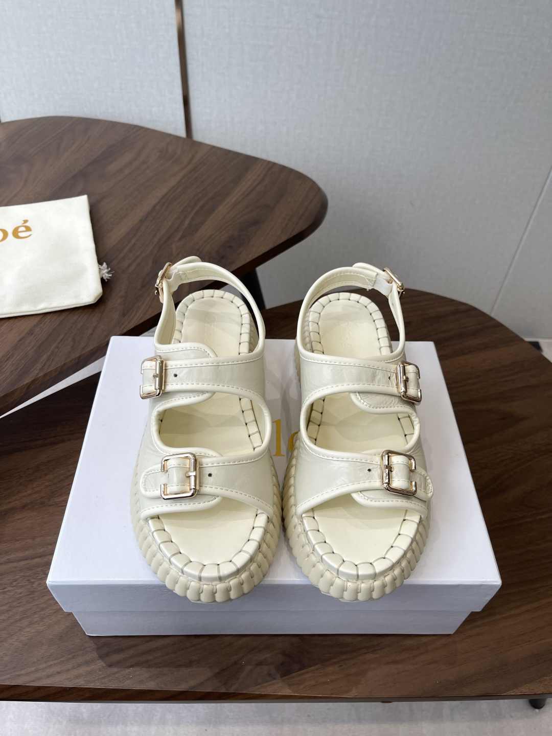 NO:784096,Chloe Chloe 26ss spring and summer new thick-soled casual sandals. Original soles, all hand-threaded, all positions are just right, Internet celebrity hot style, top leisure vacation series. Big celebrities and Internet celebrities unanimously pursue this style, and it is even out of stock. It is hard to find. An indispensable single item slippers in midsummer. It is very attractive and fashionable sports style. Show your elegance, lightness, slimming and white feet in your way. Fabric imported cowhide, original molded fabric  Outsole Rubber outsole/ultra-light wear-resistant velvet combination Size35-40 (40 is custom-made and cannot be returned or exchanged), sandals, chloe, loewe, sandals, slippers, cowhide19860909Chloe 克洛伊 蔻依 26ss 春夏季季新款 厚底休闲凉鞋 原版鞋底,全手工穿线,所有的位置刚刚好 ,网红爆款,顶级休闲度假系列 大咖网红一致追求此款,更是断货一度难求 盛夏不可缺少的单品拖鞋,上脚极具吸引时髦运动风尚,以你的方式彰显你的优雅、轻便、显瘦、显脚白 面料进口牛皮 原版开模布料 大底橡胶大底/超轻耐磨绒组合 Size35-40（40订做不退换）,凉鞋,chloe,loewe,sandals,slippers,cowhide,Women's Shoes