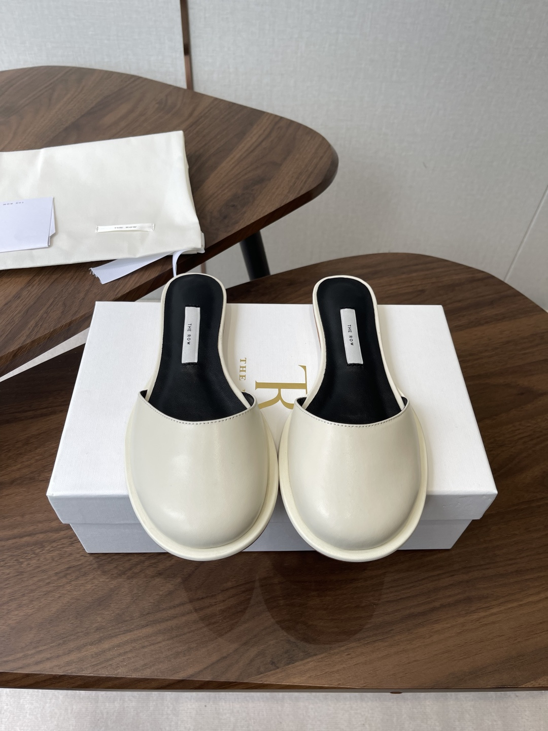 NO:784093,The Row simple and elegant 26ss spring and summer new Baotou drag and half drag. I prefer the unobtrusive texture of The Row. The delicate cowhide, the large round toe outline hides a retro accent, and the lazy Muller drag is just suitable for a slow-paced life. Size35-41 (4041 custom-made, non-refundable), half drag, cowhide19860909The Row 简约大气 26ss 春夏新款 包头拖 半拖 偏爱 The Row 这种不张扬的质感.牛皮的细腻,大圆头头轮廓藏着复古腔调, 穆勒拖的慵懒,刚好适配慢节奏的生活 Size35-41（4041订做不退换）,半拖,cowhide,Women's Shoes