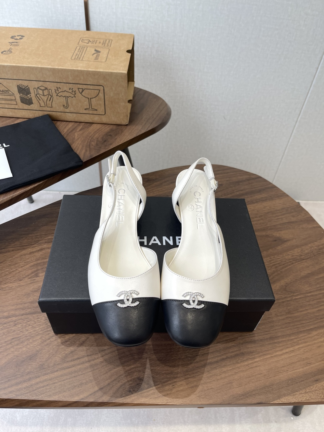 NO:784085,Chanel 26ss Chanel Mary Jane back sandals produced in Wanguan are hot new arrivals in the early autumn series, and this season’s hottest item from Chanel!  I really fell in love at first sight, the classic color combination is a perfect match!  Really super personalized, which is the biggest highlight of this shoe. The eye-catching but not exaggerated design is super cool for daily use. It is super versatile whether paired with pants, sweaters or skirts. It looks good no matter how you wear it. The more you look at it, the more you like it! The upper is imported sheepskin, the lining is mixed sheepskin, and the outsole is Italian genuine leather. Size#35-40 (40 is custom-made and cannot be returned or exchanged), sandals, chanel, chanel, chanel, sandals, mary  jane,hoodie,sweatshirts,skirts,sheepskin,Leather soles19860909莞产chanel 26ss 香奈儿玛丽珍 后空凉鞋 早秋系列火爆上新,这一季香家小爆款！ 真的一眼爱了,经典拼色完美搭配！ 真的超级有个性,是这款鞋子最大的亮点,醒目而不浮夸的设计,超日常超酷, 无论搭配裤子卫衣或裙子都超级百搭,怎么穿都好看,越看越喜欢! 鞋面进口羊皮 内里混种羊皮 大底意大利真皮大底 Size#35-40（40 订做不退换）,凉鞋,chanel,chanel,chanel,sandals,mary jane,hoodie,sweatshirts,skirts,sheepskin,Leather soles,Women's Shoes