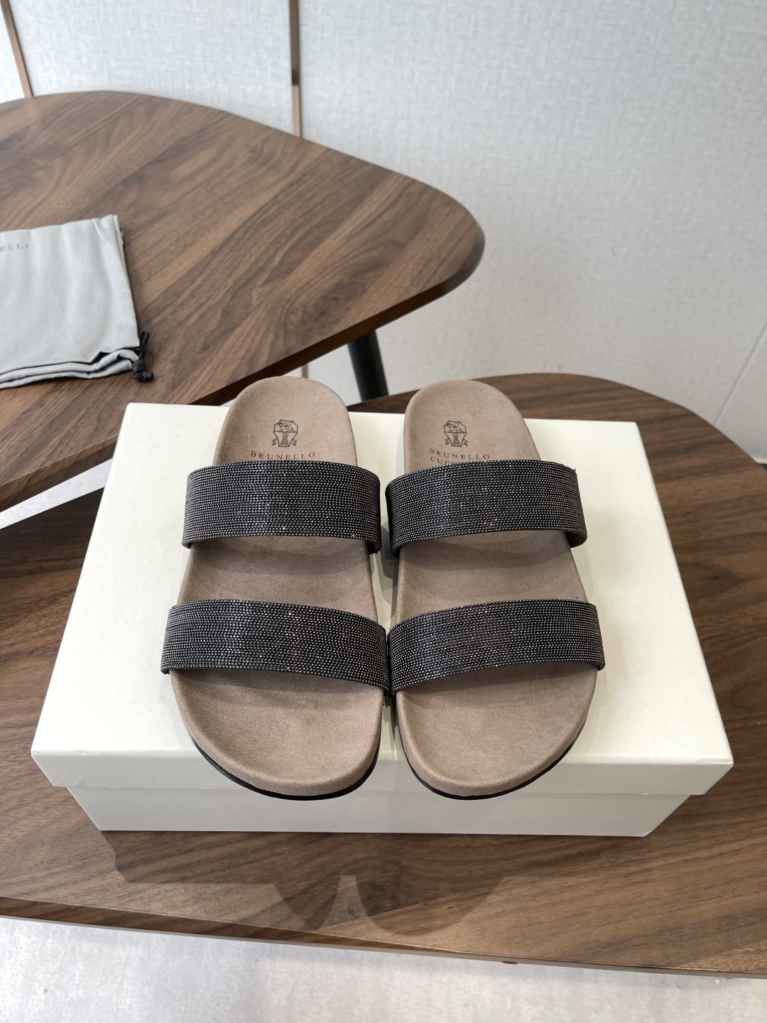 NO:784081,brunello cucinelli classic retro slippers and sandals series bc is a well-known Italian brand with minimalist style and handmade bead chain accessories!  Retro and high-end!  Simple and elegant, it is a very attractive style!  The king of advanced jokers is totally irresistible!  The feet feel very good and comfortable!  It looks ordinary, but looks slim and handsome!  Not limited to any occasion, daily work, fashionable and capable!  Super versatile!  Super eye-catching!  Suitable for spring, summer, autumn and winter all year round. Original chain on the upper. Cowhide lining with water-dyed sheepskin. Outsole. Italian molded outsole. Decorative original molded custom bead chain. Size#35-41 (35-41 custom-made, non-returnable), slippers, brunello cucinelli, sandals, slippers, cowhide, sheepskin.19860909brunello cucinelli经典复古拖鞋 凉鞋系列 bc是意大利知名品牌,极简主义风格,纯手工串联珠链配饰！ 复古又高级！简约又大气,属于非常耐看的款式！高级百搭之王 完全没有抵抗力！脚感很好很舒服！看起来平平无奇,穿起来又瘦又帅！ 不局限任何场合,日常工作、时尚又干练！超级百搭！超级耐看！一年四季春夏秋冬皆适宜 鞋面原版链条 牛皮内里水染羊皮 大底意大利开模大底 装饰原版开模定制珠链 Size#35-41（35 41订做不退换）,拖鞋,brunello cucinelli,sandals,slippers,cowhide,sheepskin,Women's Shoes