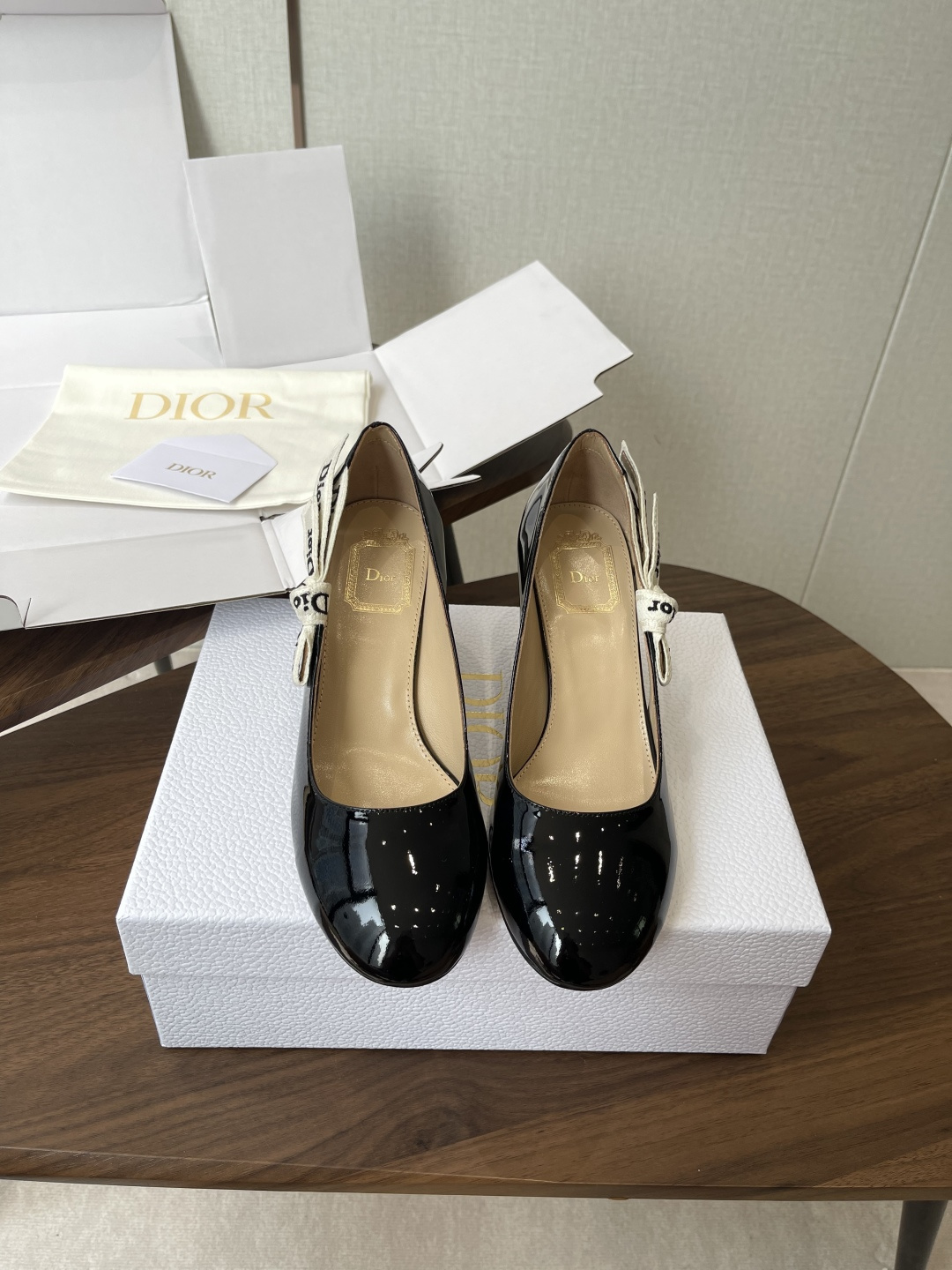 NO:785667,Dior's new 2026 early spring shoes make you want Mary Jane loafers at first glance. The shoes are simple and elegant, 'low-key luxury!  Equipped with eye-catching Chanristian Dior logo webbing. It is very high-end, comfortable and good-looking, and can be worn in #spring, summer, autumn and winter!  Material Patent leather/Sheepskin Sole Italian leather outsole Size#35-42 (40.41.42 customized, non-refundable and non-exchangeable), ballet shoes, chanel, dior, dior, loafers, mary jane, sheepskin, Leather soles19860909Dior 迪奥2026早春新款单鞋一眼就想要玛丽珍乐福鞋单鞋简单大方‘低调奢华！ 配上醒目的Chanristian Dior标志织带.非常高级穿着舒适好看 而且好搭配#春夏秋冬都可以穿！ 材料漆皮/羊皮 鞋底意大利真皮大底 Size#35-42（40.41.42定制不退不换),芭蕾舞鞋,chanel,dior,dior,loafers,mary jane,sheepskin,Leather soles,Women's Shoes