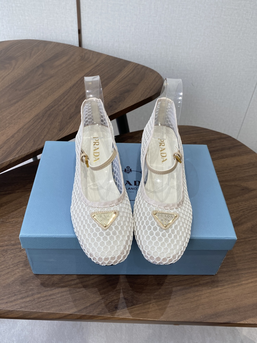 NO:785690,Prada 26ss spring and summer toe, electric embroidery embellishment, ballet shoes, like a necklace around the neck of a goddess, the upper foot is wrapped very well, the upper heel is slimming, it is really super delicate!  The retro Mary Jane is so right. I personally like the classic combination the best. It has a retro feel from the 1980s. The style is novel and fashionable, and the craftsmanship is perfectly presented. It is so beautiful that you will not recognize it. It is very thin and white. I think all girls should have a pair. The most important thing is that the color is bright enough. It is not enough to describe her as if she is walking on the ground. It is a shoe that makes you unable to put it down!  The beautiful Prada Mary Jane ballet shoes are worn by my favorite celebrities and celebrities, which makes me like this shoe even more. It makes me feel like a girl when I put it on. It can be matched with various styles. There are very few white Mary Janes. Only in Xiaoxiang can they look particularly high-profile. The simple solid color does not have complicated designs. In spring, paired with small pants or gauze skirts, it can bring out a different kind of high-end!  The fabric is made from original molded weaving and has a very high-end feel. The lining is made of sheepskin, which is soft and delicate, super comfortable and high-end luxury!  Size#35-41 (40 41 customized, non-returnable), ballet shoes, prada, prada, mary jane, skirts, necklace, sheepskin19860909Prada 普拉达26ss 春夏鞋头 电绣点缀,芭蕾舞鞋 宛如女神脖子上的项链,上脚包裹性非常好,上脚跟显瘦,真的是超级精致！ 复古的玛丽珍太对味了,个人最喜欢好经典的搭配,颇有80年代复古的感觉,款式新颖时尚,工艺完美呈现,美到六亲不认,很显瘦显白,我觉得 女孩儿们都要拥有一双,最重要的是颜色足够亮眼,健步如飞已不足以形容她如履平地,让爱不释手的鞋款！ 好看的普拉达玛丽珍芭蕾单鞋,喜欢的明星和红人都在穿,让我更加喜欢这款鞋少女心爆棚,穿上就仙,可以搭配各种风格白色玛丽珍几乎很少,只有在小香这里才能显得格外高调,简约 的纯色没有复杂设计,春天配小脚裤,纱裙都能衬托出别样的高级！ 面料原版开模编织 非常高级感 内里垫脚羊皮,柔软细腻,超级舒适亲夫,高端奢华！ Size#35-41（40 41定做不退换）,芭蕾舞鞋,prada,prada,mary jane,skirts,necklace,sheepskin,Women's Shoes