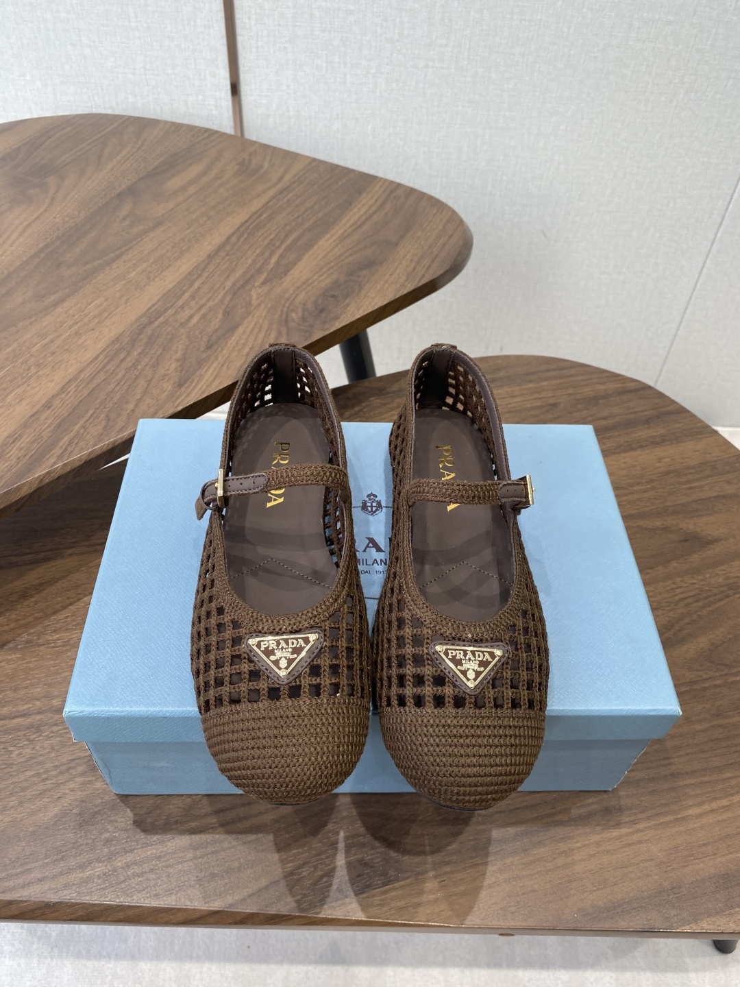 NO:785710,Prada 26ss spring and summer toe, electric embroidery embellishment, ballet shoes, like a necklace around the neck of a goddess, the upper foot is wrapped very well, the upper heel is slimming, it is really super exquisite!  The retro Mary Jane is so right. I personally like the classic combination the best. It has a retro feel from the 1980s. The style is novel and fashionable, and the craftsmanship is perfectly presented. It is so beautiful that you will not recognize it. It is very thin and white. I think all girls should have a pair. The most important thing is that the color is bright enough. It is not enough to describe her as if she is walking on the ground. It is a shoe that makes you unable to put it down!  The beautiful Prada Mary Jane ballet shoes are worn by my favorite celebrities and celebrities, which makes me like this shoe even more. It makes me feel like a girl when I put it on. It can be matched with various styles. There are very few white Mary Janes. Only in Xiaoxiang can they look particularly high-profile. The simple solid color does not have complicated designs. In spring, paired with small pants or gauze skirts, it can bring out a different kind of high-end!  The fabric is made from original molded weaving and has a very high-end feel. The lining is made of sheepskin, which is soft and delicate, super comfortable and high-end luxury!  Size#35-41 (40 41 customized, non-returnable), ballet shoes, prada, prada, mary jane, skirts, necklace, sheepskin19860909Prada 普拉达26ss 春夏鞋头 电绣点缀,芭蕾舞鞋 宛如女神脖子上的项链,上脚包裹性非常好,上脚跟显瘦,真的是超级精致！ 复古的玛丽珍太对味了,个人最喜欢好经典的搭配,颇有80年代复古的感觉,款式新颖时尚,工艺完美呈现,美到六亲不认,很显瘦显白,我觉得 女孩儿们都要拥有一双,最重要的是颜色足够亮眼,健步如飞已不足以形容她如履平地,让爱不释手的鞋款！ 好看的普拉达玛丽珍芭蕾单鞋,喜欢的明星和红人都在穿,让我更加喜欢这款鞋少女心爆棚,穿上就仙,可以搭配各种风格白色玛丽珍几乎很少,只有在小香这里才能显得格外高调,简约 的纯色没有复杂设计,春天配小脚裤,纱裙都能衬托出别样的高级！ 面料原版开模编织 非常高级感 内里垫脚羊皮,柔软细腻,超级舒适亲夫,高端奢华！ Size#35-41（40 41定做不退换）,芭蕾舞鞋,prada,prada,mary jane,skirts,necklace,sheepskin,Women's Shoes