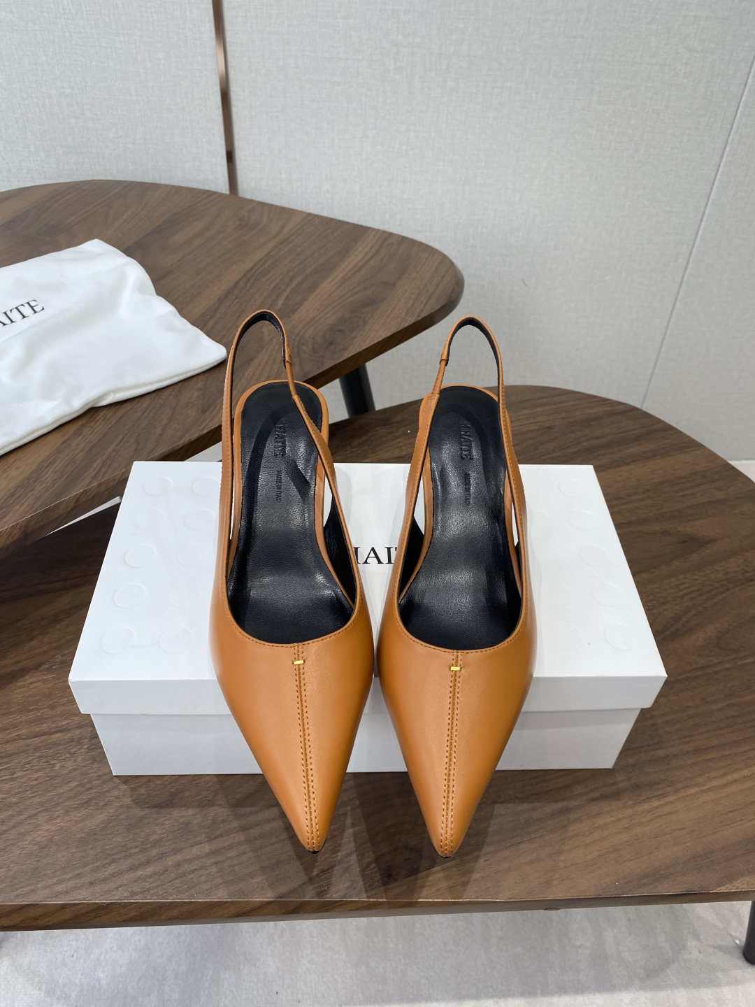 NO:785704,Khaite26ss new pointed-toe high-heeled shoes made in Dongguan. Very elegant pointed-toe high-heeled shoes. Versatile and easy to wear. No matter what style of clothes, you can easily control it and instantly become intellectually elegant. Buy it for the goddess. The upper is imported sheepskin. The lining is imported sheepskin. The outsole is genuine leather. The heel height is 6cm. Size#35-40 (40 orders are not returnable). High-heeled sandals, sandals, high heels, sheepskin, Leather soles19860909莞产Khaite26ss新款尖头高跟鞋 非常优雅的尖头高跟鞋 百搭好穿,不管是什么风格的衣服都能轻松驾驭穿上瞬间知性优雅,女神款买它 鞋面进口羊皮 内里进口羊皮 大底真皮大底 跟高6cm Size#35-40（40订做不退换）,高跟鞋凉鞋,sandals,high heels,sheepskin,Leather soles,Women's Shoes