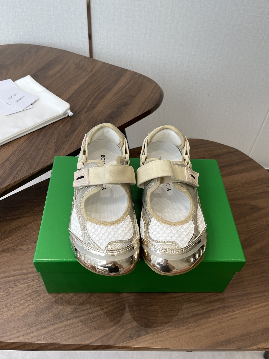 NO:785700,Bottega Veneta Bottega Veneta 26ss spring and summer BV Orbit sneakers casual shoes Mary Jane shoes!  Runner sneakers!  Original purchase and development!  Made of original lightweight technical mesh fabric, the same as the original version!  The process is complicated!  Matched with geometric pattern designed rubber outsole, Wang Zha series high version, showing slender legs, very nice. Durable and durable, package shoe craftsmanship, look for the high version, rubber outsole, women's size 35-41 (40 41 customization is not returnable), casual shoes/sports shoes,bottega veneta,bottega veneta,bottega veneta,mary jane,sneakers19860909Bottega Veneta葆蝶家26ss春夏款BV Orbit运动鞋 休闲鞋玛丽珍鞋！Runner运动鞋！原版购入开发！ 采用原版轻质科技网布面料,原版一致！工艺复杂！ 搭配几何图案设计橡胶外底 王炸系列 高版本 显腿细 非常nice.耐玩耐造,套包鞋工艺 认准高版本,橡胶大底 码数女35-41（40 41定制不退换）,休闲鞋/运动鞋,bottega veneta,bottega veneta,bottega veneta,mary jane,sneakers,Women's Shoes