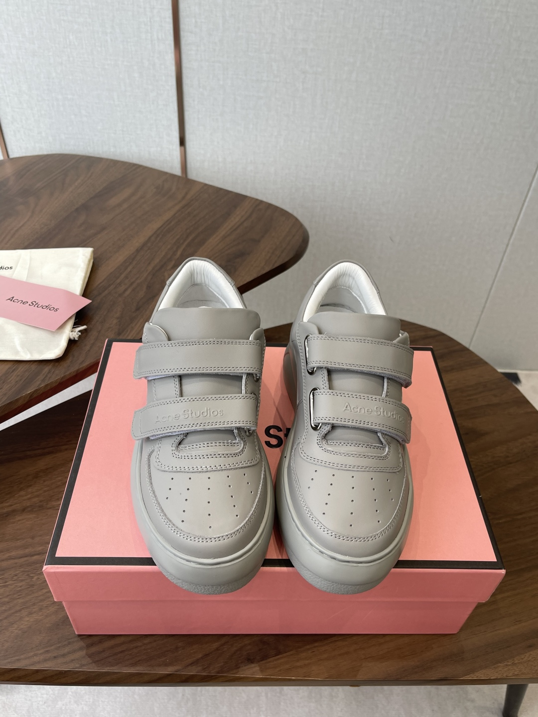 NO:785695,Acne Studios 26ss latest thick-soled casual Velcro smiley white shoes are great products from the channel!  Wan goods are rare and good goods!   The most popular item is undoubtedly white shoes, which can be matched with N types of styles. Whether you want to dress up as a handsome cowboy or an elegant OL, they can meet your requirements. In recent years, Acne Studios has become extremely popular. Whether it is scarves or sweatshirts, they are all sold out in minutes. I don’t know if too many people are obsessed with the beauty of Acne ~ the most popular true love for ten thousand years!  These white shoes are also considered to be the most beautiful among minimalist shoes. The Velcro style white shoes of Tong Liya are 4cm in size. This style is perfect for girls who are lazy in tying their shoelaces. Full-grain cowhide imported from Italy. Acne classic smiling white shoes. The leather is delicate and shiny. The elasticity and softness are quite good. The cost is much higher than ordinary cowhide!  Cowhide lining, original foam outsole (very light), very good cushioning and not easy to tire your feet when walking, original box packaging, Size#35-40 (40 orders made, non-returnable), casual shoes/sports shoes, Acne studios, dior, sneakers, hoodie, sweatshirts, cowhide19860909Acne Studios 26ss 最新厚底休闲魔术贴笑脸小白鞋渠道牛货！莞货 难得一见的好货！  最受欢迎的单品当属小白鞋,可以搭配出N种风格,无论你想扮成帅气的牛仔还是优雅的OL,它都能满足你的要求. 这几年Acne Studios的火爆程度也是可见不一般,围巾也好,卫衣也罢,都是分分钟卖到断货的节奏 不知道是不是太多人都着迷于Acne的美～最火 万年真爱！这款小白鞋也算是极简主义鞋子中的姣姣者了 魔术贴款佟丽娅同款小白鞋 4cm这款式 太适合懒的系鞋带的小姐姐  意大利进口全粒牛皮 Acne经典笑脸小白鞋 皮质细腻有光泽 弹性和柔软度都相当好,成本比普通牛皮高出许多！ 内里牛皮 原版发泡大底（非常轻便）走路缓冲性很好不容易累脚,原盒包装 Size#35-40（40订做不退换）,休闲鞋/运动鞋,acne studios,dior,sneakers,hoodie,sweatshirts,cowhide,Women's Shoes