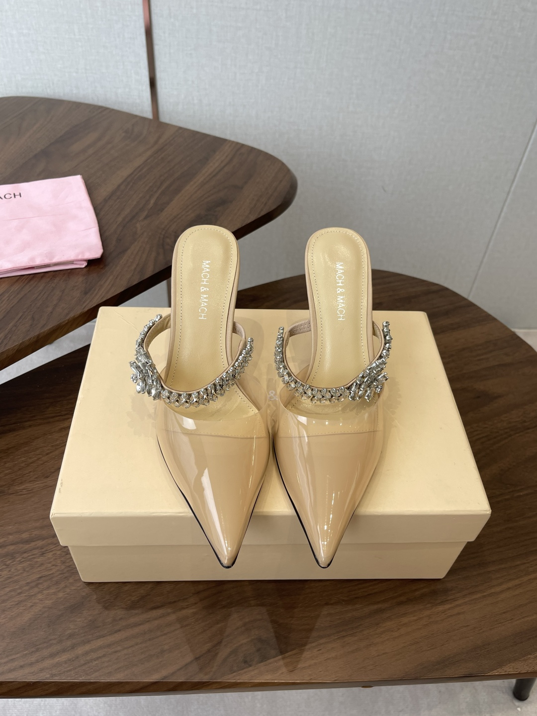 NO:785685,Niche brand Mach&Mach's stunning diamond chain high-heeled series of shoes. Beautiful and cute, the striped diamond chain design makes you stand out in the crowd. Pair it with any blingbling fairy skirt to be the focus. Wearing it will make you a Disney princess on the run ~ PVC upper, patent leather lining and mixed lambskin outsole. Original Italian leather outsole. Heel height 8.5cm. Size35-39 (40)  Custom-made (non-refundable), semi-high heels, high heels, skirts, sheepskin, Leather soles19860909小众品牌Mach&Mach 绝美钻链 高跟系列鞋 又美又嗲、条带钻链设计让你在人群中一眼出挑 搭配任何一件blingbling的仙女裙都是焦点,穿上它就是迪士尼在逃公主～  鞋面pvc 漆皮内里内里垫脚为混种小羊皮 大底原版意大利真皮大底 跟高8.5cm Size35-39 (40 订做不退换),半拖高跟鞋,high heels,skirts,sheepskin,Leather soles,Women's Shoes