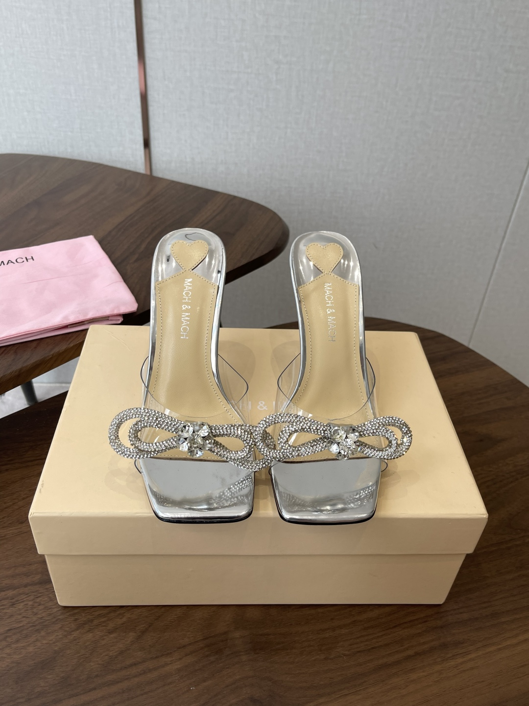 NO:785675,Niche brand Mach&Mach 26ss new electroplated heel. Beautiful bow rhinestone high heel series. Beautiful and cute, rhinestone bow and winding design make you stand out in the crowd. Paired with any blingbling fairy skirt, it will be the focus. Wear it like a Disney princess on the run~ The upper is imported patent leather/imported silk/imported PVC. The inner lining is mixed lambskin. The outsole is original Italian leather outsole. The heel height is 9.5cm.  Size35-39 (40 made to order, non-returnable), high heels and slippers, high heels, slippers, skirts, sheepskin, real silk, Leather soles19860909小众品牌Mach&Mach 26ss新电镀跟 绝美蝴蝶结水钻高跟系列鞋 又美又嗲、水钻蝴蝶结加缠绕式设计让你在人群中一眼出挑 搭配任何一件blingbling的仙女裙都是焦点,穿上它就是迪士尼在逃公主～  鞋面进口漆皮/进口真丝/进口PVC 内里内里垫脚为混种小羊皮 大底原版意大利真皮大底 跟高9.5cm Size35-39 (40 订做不退换),高跟鞋拖鞋,high heels,slippers,skirts,sheepskin,real silk,Leather soles,Women's Shoes