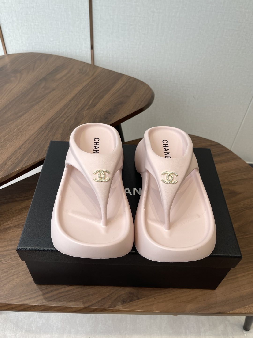 NO:784950,CHANEL Xiaoxiang 26 vs spring and summer popular platform sandals series... Must-have slippers in this IN era... CHANEL platform flip-flops, imported EVA rubber and plastic, rocking anti-slip thick soles, original open-molded EVA rubber and plastic one-piece upper, sole thickness 5cm, size 35-36, 37-38, 39-40, split-toe shoes, chanel, slippers19860909CHANEL小香26vs春夏爆款松糕凉拖系列… 在这个IN时代必备的拖鞋… CHANEL松糕夹趾人字拖,进口EVA橡塑,摇摇防滑厚底 鞋面原版开模EVA橡塑一体成型 底厚5cm Size35-36,37-38,39-40共码,分趾鞋,chanel,slippers,Women's Shoes