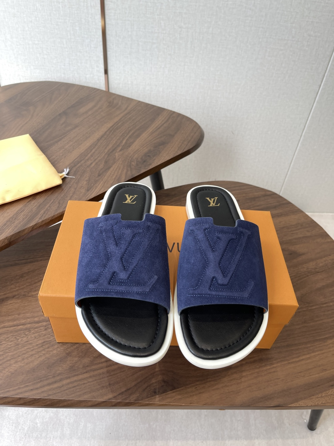 NO:785670,Louis Vuitto26SS new spring and summer men's three-dimensional large-label slippers are specially designed for you who pursue low-key texture and comfortable experience, perfectly integrating the brand's iconic design with daily relaxation. Its design is a balance of classics and simplicity. The eye-catching three-dimensional logo on the upper is self-recognizable and can highlight the brand quality without unnecessary decoration. The multi-color options cover different wearing scenarios, and can be easily adapted from basic styles to textured styles, satisfying all your imagination of summer shoes.  You can go out with just one outfit every day. You don’t have to worry about matching and you can wear a casual and high-end look. It is suitable for all summer scenes from the street to vacation. Sizes 39-46 (customized sizes 45 and 46 are non-refundable), slippers, Louis Vuitton, slippers19860909Louis Vuitto26SS春夏新款男士立体大标拖鞋 专为追求低调质感与舒适体验的你打造,把品牌标志性设计与日常松弛感完美融合.它的设计是经典与简约的平衡之作,鞋面上醒目的立体标识自带辨识度,不用多余装饰就能彰显品牌质感.多色选择覆盖不同穿搭场景,从基础款到质感款都能轻松适配,满足你对夏日鞋履的所有想象. 日常出门随便一套就能出门,不用费心搭配也能穿出随性又高级的造型,适配夏日从街头到度假的所有场景. size39-46码（45、46码定制不退换）,拖鞋,louis vuitton,slippers,Women's Shoes