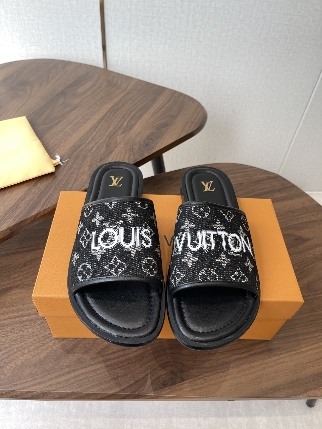 NO:785709,Louis Vuitto26SS new spring and summer men's three-dimensional large-label slippers are specially designed for you who pursue low-key texture and comfortable experience, perfectly integrating the brand's iconic design with daily relaxation. Its design is a balance of classics and simplicity. The eye-catching three-dimensional logo on the upper is self-recognizable and can highlight the brand quality without unnecessary decoration. The multi-color options cover different wearing scenarios, and can be easily adapted from basic styles to textured styles, satisfying all your imagination of summer shoes.  You can go out with just one outfit every day. You don’t have to worry about matching and you can wear a casual and high-end look. It is suitable for all summer scenes from the street to vacation. Sizes 39-46 (customized sizes 45 and 46 are non-refundable), slippers, Louis Vuitton, slippers19860909Louis Vuitto26SS春夏新款男士立体大标拖鞋 专为追求低调质感与舒适体验的你打造,把品牌标志性设计与日常松弛感完美融合.它的设计是经典与简约的平衡之作,鞋面上醒目的立体标识自带辨识度,不用多余装饰就能彰显品牌质感.多色选择覆盖不同穿搭场景,从基础款到质感款都能轻松适配,满足你对夏日鞋履的所有想象. 日常出门随便一套就能出门,不用费心搭配也能穿出随性又高级的造型,适配夏日从街头到度假的所有场景. size39-46码（45、46码定制不退换）,拖鞋,louis vuitton,slippers,Women's Shoes