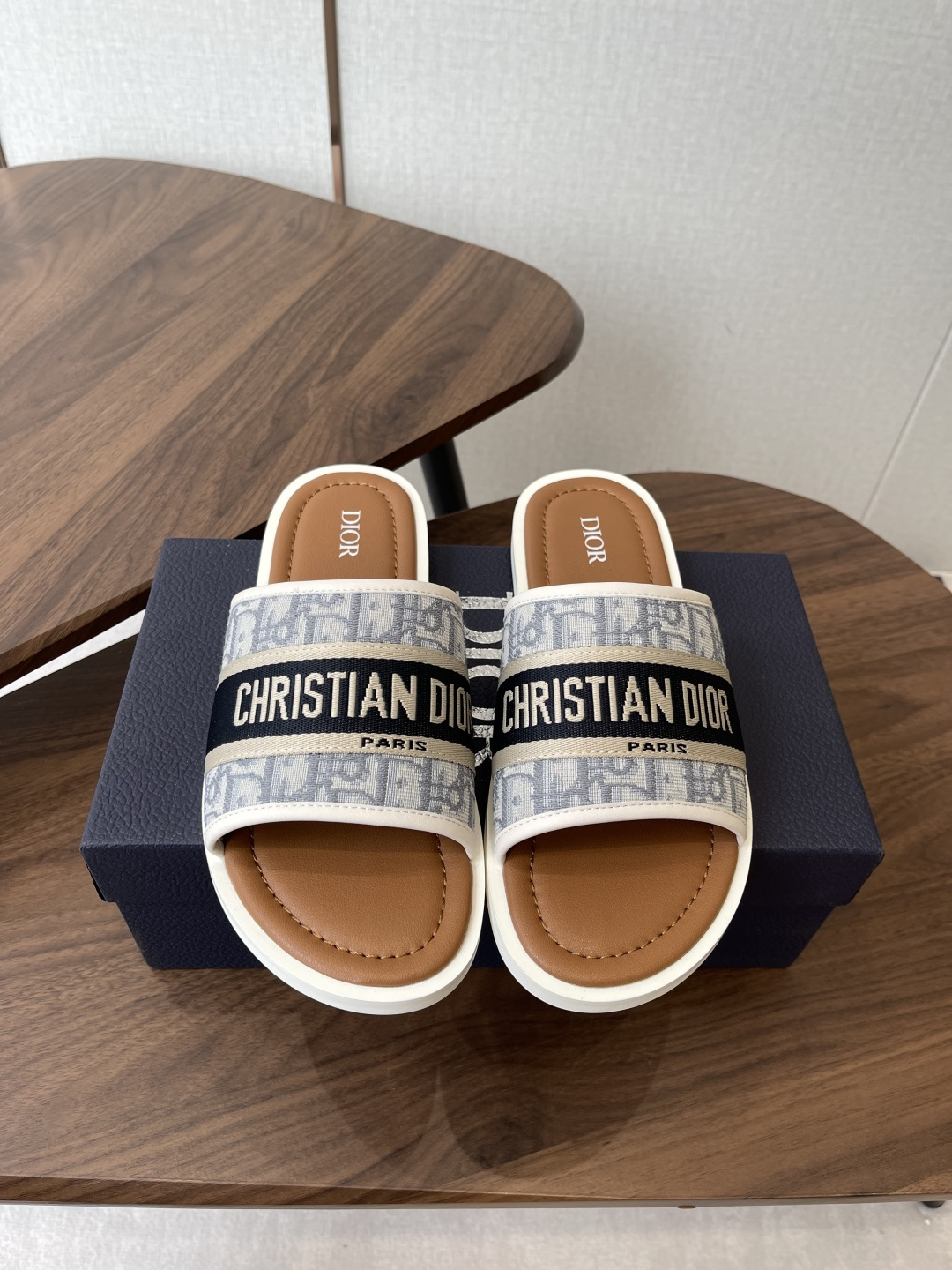 NO:785665,Dior26SS new spring and summer men's presbyopic letter slippers. Its design perfectly reproduces the brand's classic aesthetic language. The iconic presbyopic fabric is paired with eye-catching brand lettering webbing, which brings a low-key and flamboyant sense of elegance. The multi-color options cover different wearing scenarios. Whether it is refreshing and casual or commuting texture, it can be easily adapted, and it will look effortlessly fashionable on the feet.  The brand logo in the details is low-key and hides a sense of identity, showing your taste inadvertently. The neat silhouette does not pick the shape of your feet. Sizes 39-46 (customized sizes 45 and 46 are non-refundable), slippers, dior, slippers19860909Dior26SS春夏新款男士老花字母拖鞋 它的设计完美复刻了品牌的经典美学语言,标志性老花面料搭配醒目品牌字母织带,自带低调又张扬的贵气感.多色选择覆盖不同穿搭场景,无论是清爽休闲还是通勤质感,都能轻松适配,上脚就是不费力的时髦感. 细节处的品牌标识低调又暗藏身份感,在不经意间彰显你的品味,利落的版型不挑脚型. size39-46码（45、46码定制不退换）,拖鞋,dior,slippers,Women's Shoes