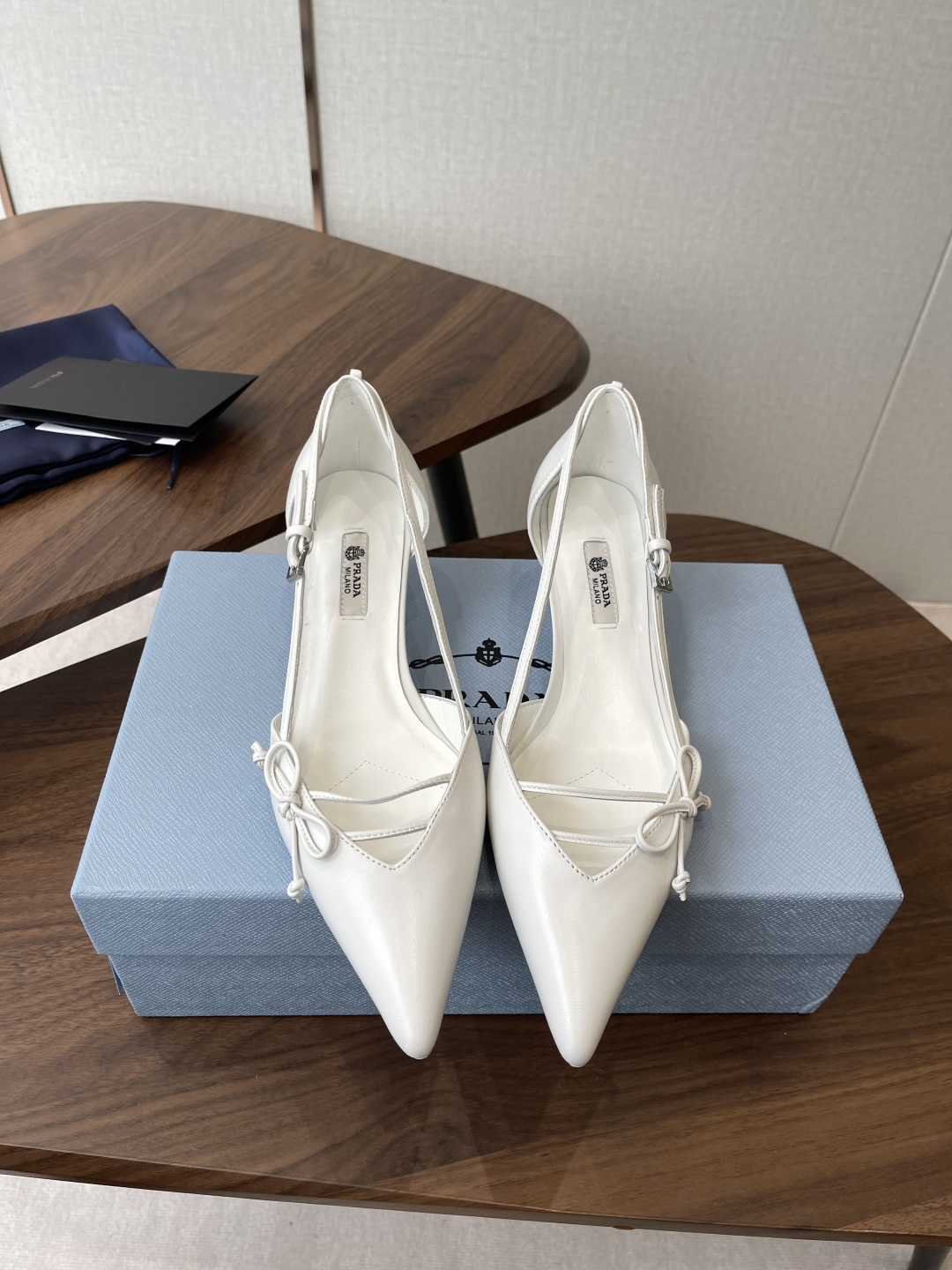 NO:785699,Prada26ss new spring and summer pointed toe bow high-heeled sandals single shoes adopt a classic combination of pointed toe and stiletto heel, with a thin ankle buckle design, and a simple bow on the toe, which has both elegance and feminine details; the slingback style enhances the lightness of the shoes and is suitable for formal and semi-formal wear scenarios. The Prada letter logo is clearly printed on the shoe body and ankle strap, and the brand logo is printed all over the inside of the shoe box to enhance brand recognition. The details reflect the brand's classic design language.  Cowhide upper, sheepskin lining, leather outsole, size 35-41 (customized sizes 40 and 41 are not returnable), heel height 4.5cm, high heels, prada, sandals, high heels, cowhide, sheepskin, Leather soles19860909Prada26ss春夏新款尖头蝴蝶结高跟凉鞋 单鞋 采用尖头和细高跟经典组合,搭配脚踝细带扣设计,鞋头处饰有简约蝴蝶结,兼具优雅感与女性化细节；露跟款式提升了鞋履的轻盈感,适配正式与半正式穿搭场景. 鞋身与脚踝带处清晰印有Prada字母标识,鞋盒内侧满印品牌logo,强化品牌辨识度,细节处体现品牌经典设计语言. 鞋面牛皮 内里羊皮 大底真皮大底 size35-41码（40、41码定制不退换） 跟高4.5cm,高跟鞋单鞋,prada,sandals,high heels,cowhide,sheepskin,Leather soles,Women's Shoes