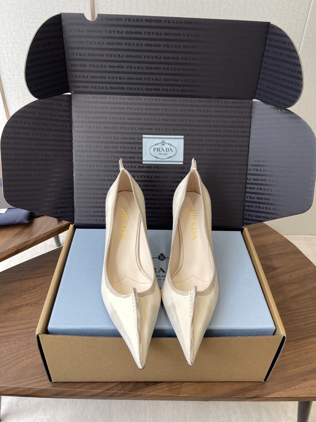 NO:785694,Wandan-made PRADA 26ss, Prada’s new spring and summer product, comes with strength. A very shiny item in the Prada Glow limited-time store. A super popular series of hot products, Yujie high heels!  Fashionable and versatile nice items, beauties from all walks of life have stood firm, exclusive new releases!  Sisters who like to wear high heels but are afraid of getting tired, take a look, the square thick heels definitely make your steps light, your feet are 100% not tired, and you can get on your feet steadily and easily!  Original shoes purchased from Italian counters are developed and reproduced 1:1 according to the original taste. This year's theme is not to be defined. The texture is reflected through simplicity and conciseness. The fabric is imported calfskin. The outsole is made of original Italian leather outsole. Heel height 8cm Size: #35-40 (40 orders are not returnable), high-heeled shoes, prada, prada, high heels, cowhide, Leather soles19860909莞产PRADA 26ss 普拉达春夏新品 实力来袭 Prada Glow限时店很闪亮的单品 超级爆系列爆品,御姐高跟鞋！ 时髦百搭nice单品,各路美女站稳了,独家上新啦！喜欢穿高跟鞋又怕累的姐姐们看过来,方形粗跟绝对让脚步轻盈,百分百不累脚,上脚稳稳的轻松！ 意大利专柜代购原版鞋开发,1比1照足原味复刻.今年的主题就是不被定义 通过简单简洁体现质感 面料进口小牛皮 大底原版意大利真皮大底配制. 跟高8cm Size:#35-40(40订做不退换）,高跟鞋单鞋,prada,prada,high heels,cowhide,Leather soles,Women's Shoes
