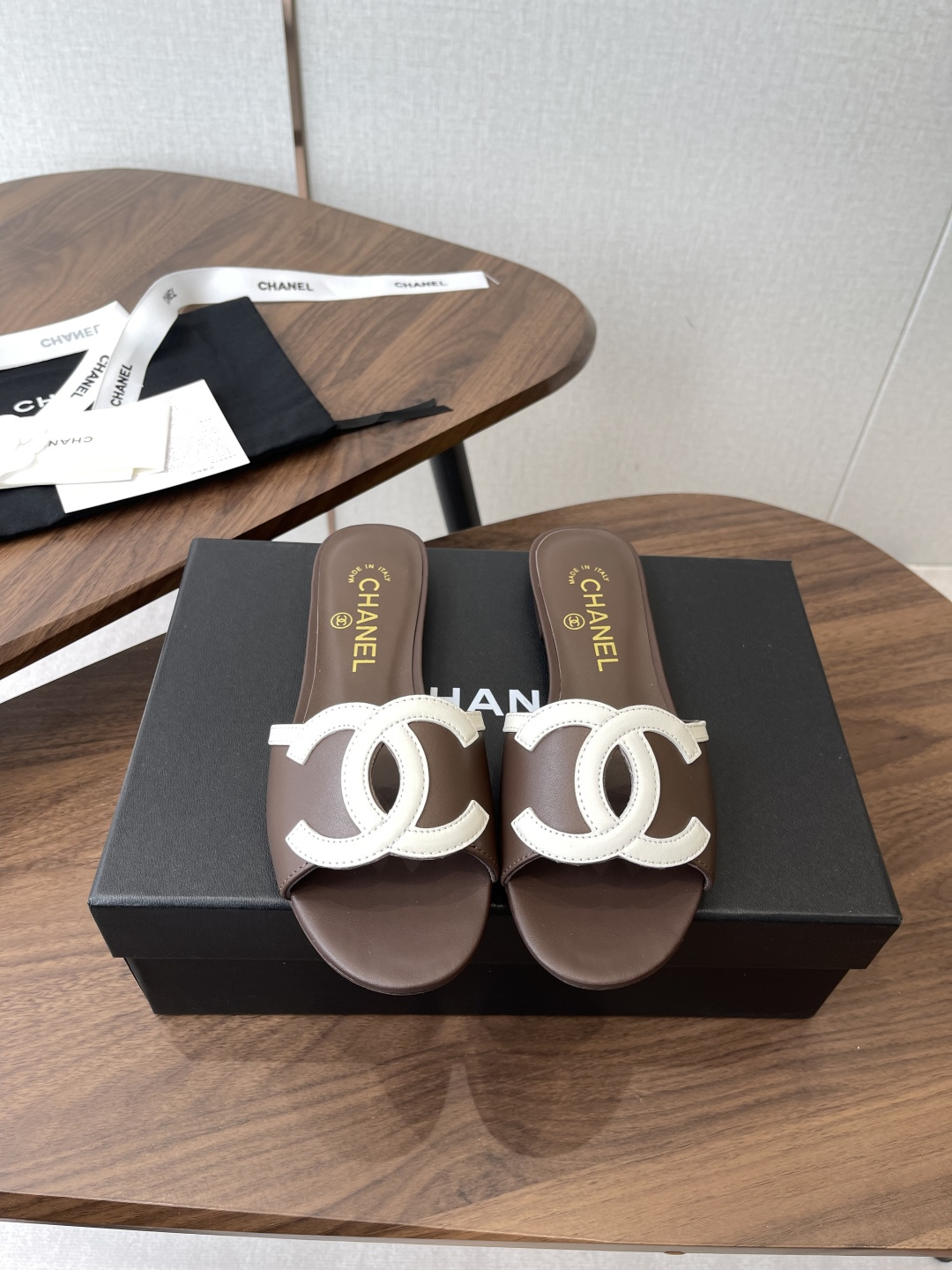 NO:785689,(original one-to-one development) Chanel Xiaoxiang 26ss spring and summer new holiday sheepskin lazy slippers A new design of Xiaoxiang The upper is matched with double C Logo. It is simple and versatile and looks super beautiful no matter how you look at it. The upper is made of imported sheepskin and the lining is sheepskin. Outsole is Italian genuine leather. Size#35-41 (40 41  Customized (non-refundable), slippers, chanel, slippers, sheepskin, Leather soles19860909(原版一比一开发) Chanel 小香 26ss 春夏新品度假 羊皮 懒人拖 小香的一款全新设计 鞋面搭配双C Logo 简约百搭上脚超级美的 怎么看都超美 鞋面采用进口羊皮 内里垫脚羊皮 大底意大利真皮大底 Size#35-41（40 41 订做不退换）,拖鞋,chanel,slippers,sheepskin,Leather soles,Women's Shoes