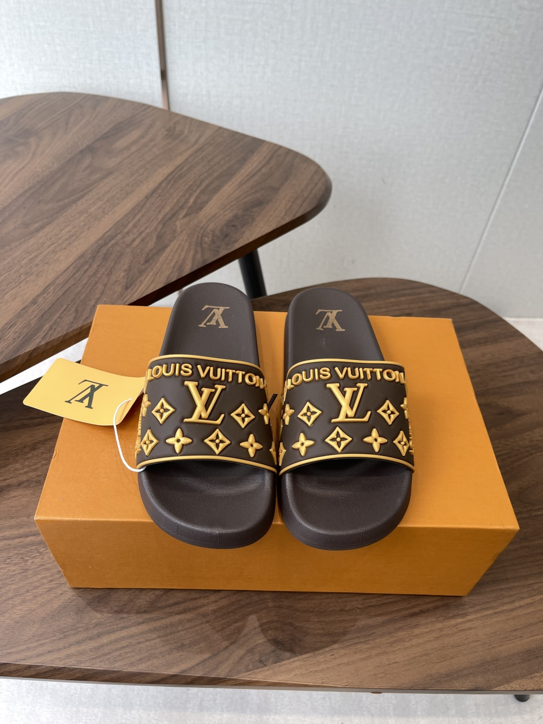NO:785684,(The size is one size smaller) Louis Vuitton 26ss beach flip flops, another popular style, the latest top version, donkey fans are so blessed this year, they love it, the wide design can make the feet look slim and good-looking, summer favorite!  !  This design is so fashionable and can be paired with cool styles!  !  Size#36-45,slippers,louis vuitton,louis vuitton,slippers19860909（码数偏小一码）Louis vuitton 26ss 沙滩拖 又一爆款 最新 顶配版本 今年驴粉们太有福了,爱了 ,设计宽宽的可以显的脚好瘦好好看 夏天最爱！！ 这个设计太时尚了 酷酷的风格也可以搭配！！ Size#36-45,拖鞋,louis vuitton,louis vuitton,slippers,Women's Shoes