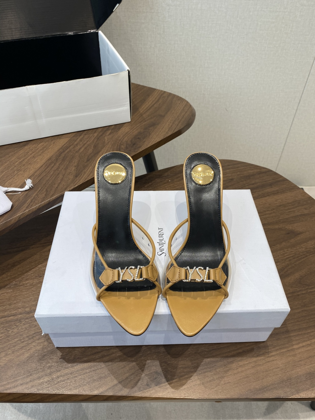 NO:785679,Saint LaurentYSL Saint Laurent classic high-heeled shoes. This sandal is definitely the most beautiful in my shoe cabinet. The eye-catching YSL diamond buckle is exquisite and sparkling, flaunting the brand's fashion attitude, as if to say fashion, never low-key. The shoe body line is simple and smooth, just the right minimalist style, no complicated design, and you can easily grasp the sense of luxury. It is a perfect match from strolling on the street in spring to heading to the beach in summer. Wear it with a simple white dress  Fresh and elegant, you can instantly transform into a holiday goddess; paired with personalized shorts and midriff-baring tops, you can easily interpret the fashionable street style. Whether you are going out daily or attending a party, it can make you full of aura. Fabric: butter leather + TPU, heel height 8cm, Italian imported cowhide outsole Size 35-40 (40 is custom-made and non-returnable), high-heeled shoes and slippers, saint laurent, saint laurent, saint laurent, sandals, high  heels,slippers,skirts,shorts,cowhide19860909Saint LaurentYSL圣罗兰经典高跟鞋 这款凉鞋绝对是我鞋柜里的颜值担当 醒目的YSL钻饰扣 精致又闪耀 张扬地宣告着品牌的时尚态度 仿佛在说时尚 从不低调. 鞋身线条简洁流畅 恰到好处的简约风格 没有繁杂的设计 轻松就能拿捏住高级感 从春天漫步街头到夏天奔赴海边它都是绝佳搭配. 穿上它搭配一条简约的白色连衣裙 清新又优雅,瞬间变身度假风女神；搭配个性的短裤和露脐短上衣 又能轻松演绎出时髦的街头潮流风 无论是日常出街还是参加派对 它都能让你气场全开. 面料牛油皮+TPU 跟高8cm 意大利进口牛皮大底 Size35-40（40 订做不退换）,高跟鞋拖鞋,saint laurent,saint laurent,saint laurent,sandals,high heels,slippers,skirts,shorts,cowhide,Women's Shoes