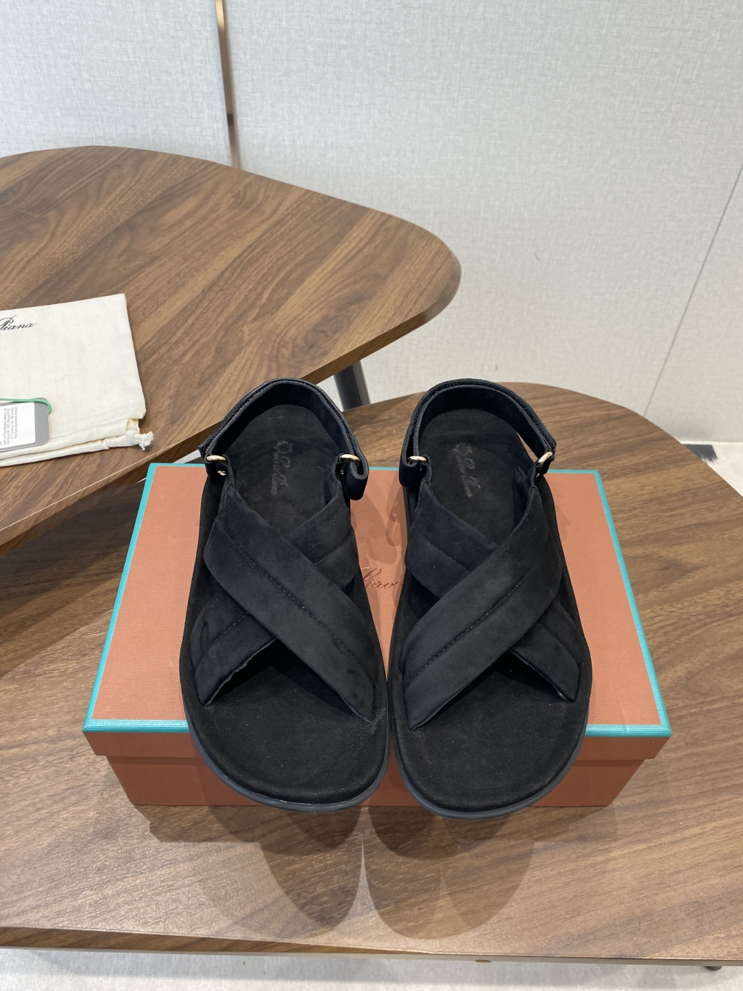 NO:785674,Loro Piana 26ss spring and summer series lp top version sandals. It turns out that these are the sandals that are said to be able to walk 20,000 steps without getting tired. They have both good looks and feel. Once you step on them, you will be completely ruined. The minimalist design is eye-catching and is a bonus when you wear it. The soft foot feel and texture are outstanding. It does not rub your feet, so it is very nice. With soft and waxy soles, you will not feel tired after wearing it for a long time in daily use.  Who can refuse a pair of versatile and good-looking sandals? They don’t have to be too classy. They have good feel and texture. The key is to make your legs look longer and not tire your feet. The main thing is that they are just right!  Material fabric, cashmere lining, outsole, rubber leather platform, Size#35-41 (40 41 customized, non-returnable, non-exchangeable), sandals, loro piana, loro piana, sandals19860909Loro Piana 26ss 春夏系列 lp顶级版本 凉鞋 原来这就是传说走两万步都不会累脚的凉鞋把颜值和脚感都拿捏住了 上脚一走就会被彻底沦陷～极简的设计吸睛耐看,穿搭加分项呀 软乎乎的脚感质感出众 不会磨脚就很nice搭配软软糯糯的鞋底,日常通行久穿不累哦 谁能拒绝得了一双百搭又好看的凉鞋 简直不要太气质,脚感和质感都拿捏,关键是显腿长不累脚,主打的就是一个刚刚好！ 材质面料,内里羊绒 大底橡胶皮油水台 Size#35-41（40 41 定制不退不换）,凉鞋,loro piana,loro piana,sandals,Women's Shoes