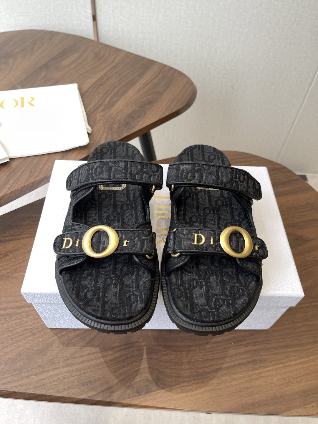 NO:785669,Dior's hot summer style Velcro slippers, sandals, GO original replica, high-end customization, super durable and versatile, very comfortable on the feet, super easy to wear, more fragrant than grandma's style, original cowhide upper, original d hardware buckle, original molded TPU outsole Size #35-41 (4041 custom-made, non-refundable), slippers and sandals, dior, sandals, slippers, cowhide19860909Dior 夏季爆款 魔术贴拖鞋 凉鞋 GO原版复刻 高端定制  超耐看超百搭款 上脚非常舒适 超好穿 比香奶奶款还香 鞋面原版牛皮 原版d五金扣 ,原版开模TPU大底 Size#35-41（4041定做不退换）,拖鞋凉鞋,dior,sandals,slippers,cowhide,Women's Shoes
