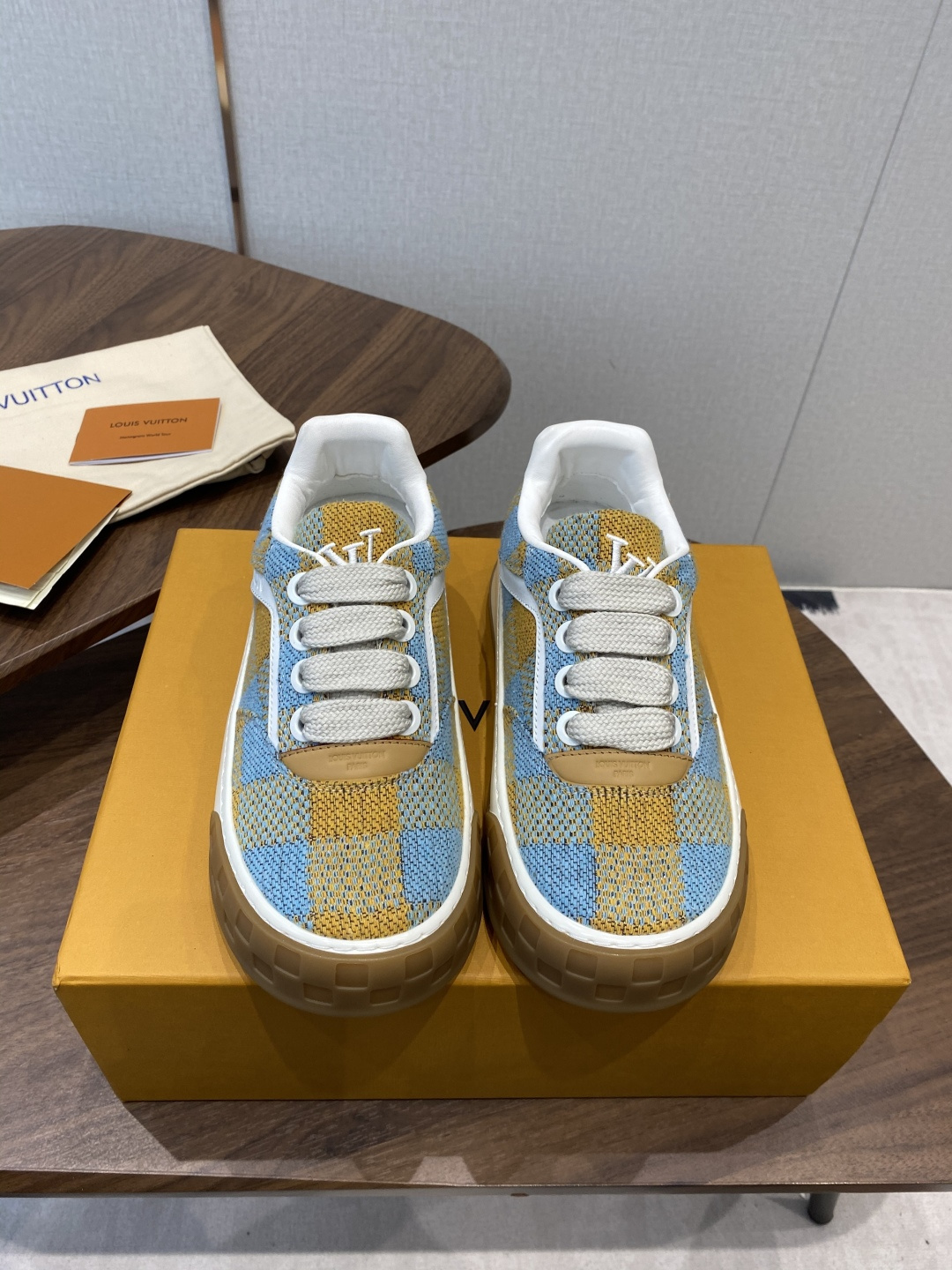 NO:785664,Louis Vuitton Louis Vuitton 26ss new color sneakers casual shoes original 11 development!  !  The upper foot is very comfortable. It is made of luxurious materials and fine workmanship. The midsole is printed with English letters made in Europe. The upper is made of suede imported from Italy. The side is decorated with the brand LOGO and signature. The latest latex foot mesh lining makes the foot feel super comfortable. The original two-color TPU combination outsole is specially provided by the factory. The package technology is Goodyear stitched and overlocked. Size: 35-40 (40 orders are not returned or exchanged), casual shoes/sports shoes, louis vuitton, louis  vuitton,sneakers,chamois leather19860909Louis vuitton路易威登 26ss 新色 板鞋 休闲鞋 原版11开发！！上脚非常舒适 奢侈用料,做工精细,中底印有欧洲制造英文字母 鞋面由意大利进口麂皮拼接,侧边饰有品牌LOGO标志及签名,最新乳胶垫脚网布内里,脚感超舒适.原厂特供原版双色TPU组合大底.套包工艺 固特异缝合锁边 Size:35-40(40订做不退换）,休闲鞋/运动鞋,louis vuitton,louis vuitton,sneakers,chamois leather,Women's Shoes