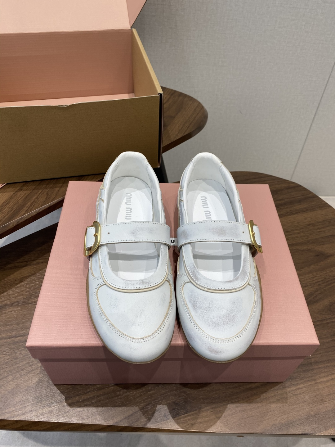 NO:785660,Miu Miu 26ss Miu Miu's new spring and summer catwalk model Brogue carved buckle Loaf moral training shoes Retro casual sports shoes Based on classic retro shoe styles Textured leather outlines smooth lines Retro outline metal buckles and shoelace design are cleverly integrated to break the rules and inject an uninhibited soul into the whole. Every step takes a casual and fashionable attitude. With the concept of the moment, diverse collisions convey modern style ~ No matter how you wear it, you will look good this summer. This summer's fashionista favorite  The upper foot is super comfortable. The upper is imported polished cowhide. The inner lining is sheepskin. The sole is original molded rubber outsole. Size35-39 (40.41 custom-made and non-refundable), single shoes, miumiu, loafers, sneakers, cowhide, sheepskin19860909Miu Miu 26ss 缪缪春夏新款走秀款 布洛克雕花搭扣 乐福鞋款德训鞋 复古休闲运动鞋 以经典复古鞋型为蓝本 质感皮革勾勒流畅线条 复古轮廓金属扣与鞋带设计巧妙融合 打破常规 为整体注入不羁灵魂 每一步都踏出随性又时髦的态度. 与此刻挚爱的概念,多元对撞,传达现代风格~ 怎么穿都好看今夏时髦精最爱 上脚超级舒服 鞋面进口擦色牛皮 内里垫脚羊皮 鞋底原版开模橡胶大底 Size35-39（40.41定做不退换）,单鞋,miumiu,loafers,sneakers,cowhide,sheepskin,Women's Shoes