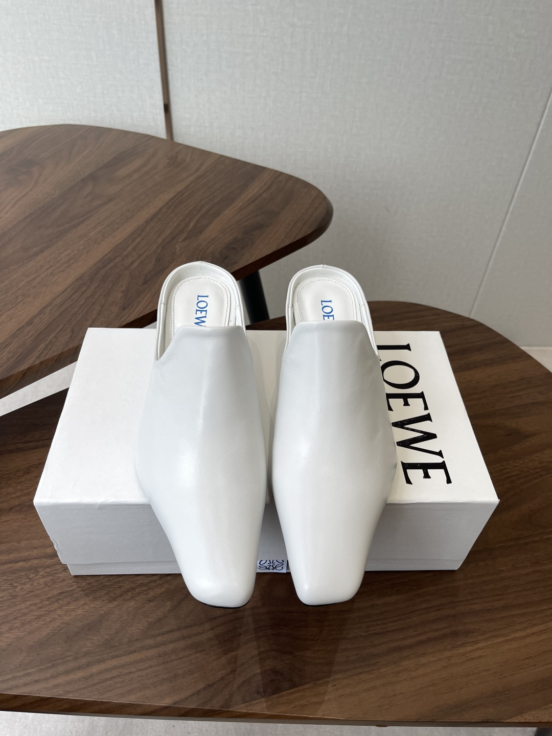 NO:785656,LOEWE 26ss series mule shoes Loewe's iconic architectural silhouette mule shoes, made of sheep leather imported from Italy, with a soft fufu touch and a high-end soft light. The 55mm slanted kitten heel elongates the leg line without tiring the feet at all. The heelless mule design is super easy to put on and take off, and can be worn for daily/commuting/dating. Fabric: cowhide Lining: sheepskin lining Height: 5.5cm Outsole: Italian genuine leather outsole  Size 35-41 (40 41 customized, non-returnable), half-slip high heels, loewe, loewe, high heels, cowhide, sheepskin, Leather soles19860909LOEWE 26ss系列穆勒鞋 罗意威标志性建筑感廓形穆勒鞋,意大利进口羊皮革打造,软fufu的触感自带高级柔光感. 55mm倾斜小猫跟,拉长腿线同时完全不累脚,无后跟穆勒设计穿脱超方便,日常/通勤/约会都能搭. 面料:牛皮 内里:羊皮里 高度:5.5cm 大底:意大利真皮大底 码数35-41(40 41订做不退换),半拖高跟鞋,loewe,loewe,high heels,cowhide,sheepskin,Leather soles,Women's Shoes