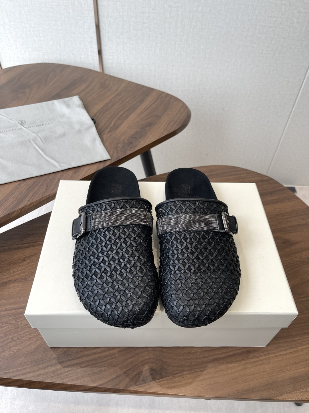 NO:785651,Brunello Cucinelli's new Birkenstock slippers, new for spring and summer!  I want to wear Borkens!  I don’t like that brand!  The bead chain design is at a glance bc!  Not a bad street!  Easy to wear and easy to match!  Fashionable and stylish!  bc has great taste!  It also looks great worn with a pair of socks, and looks great worn with jeans!  As one of women's favorite brands, every model they sell is truly addictive. It is an indispensable item for girls' shoe cabinets. BC is a well-known Italian brand with minimalist style and purely handmade bead chain accessories!  Retro and high-end!  Simple and elegant, it is a very attractive style!  The king of advanced jokers, completely irresistible!  The feet feel very good and comfortable!  It looks ordinary, but looks slim and handsome!  Not limited to any occasion, daily work, fashionable and capable!  Whether paired with skirts or trousers, it’s very versatile!  Super eye-catching!  High mercerized fabric, original Italian customized metal sheepskin lining, metal sheepskin feet. Original molded outsole, extremely comfortable, lightweight accessories, original molded custom bead chain, the level of luxury is the same as clothing. Size#35-42 (35 41 custom-made, non-returnable), half drag, brunello cucinelli, slippers, skirts, jeans, sheepskin, socks19860909Brunello Cucinelli 新款勃肯拖鞋,春夏新款！ 想穿博肯！又不喜欢那个牌子的来！珠链设计一眼bc！不烂大街！好穿好搭！时髦有型！ bc很有品味！配上一双袜子穿也很不错,搭配牛仔裤穿也好看！ 作为女性最爱的品牌之一,真的出的每一款都让人爱不释手,女生鞋柜必不可少的单品 BC是意大利知名品牌,极简主义风格,纯手工串联珠链配饰！复古又高级！简约又大气,属于非常耐看的款式！ 高级百搭之王,完全没有抵抗力！脚感很好很舒服！看起来平平无奇,穿起来又瘦又帅！ 不局限任何场合,日常工作、时尚又干练！不管搭配 裙装、裤装、都非常百搭！超级耐看！ 面料高丝光编制 内里原版意大利定制金属羊皮内里,金属羊皮垫脚. 大底原版开模大底,舒适度极高轻盈配饰原版开模定制珠链,奢侈程度和服装无区别. Size#35-42（35 41 订做不退换）,半拖,brunello cucinelli,slippers,skirts,jeans,sheepskin,socks,Women's Shoes