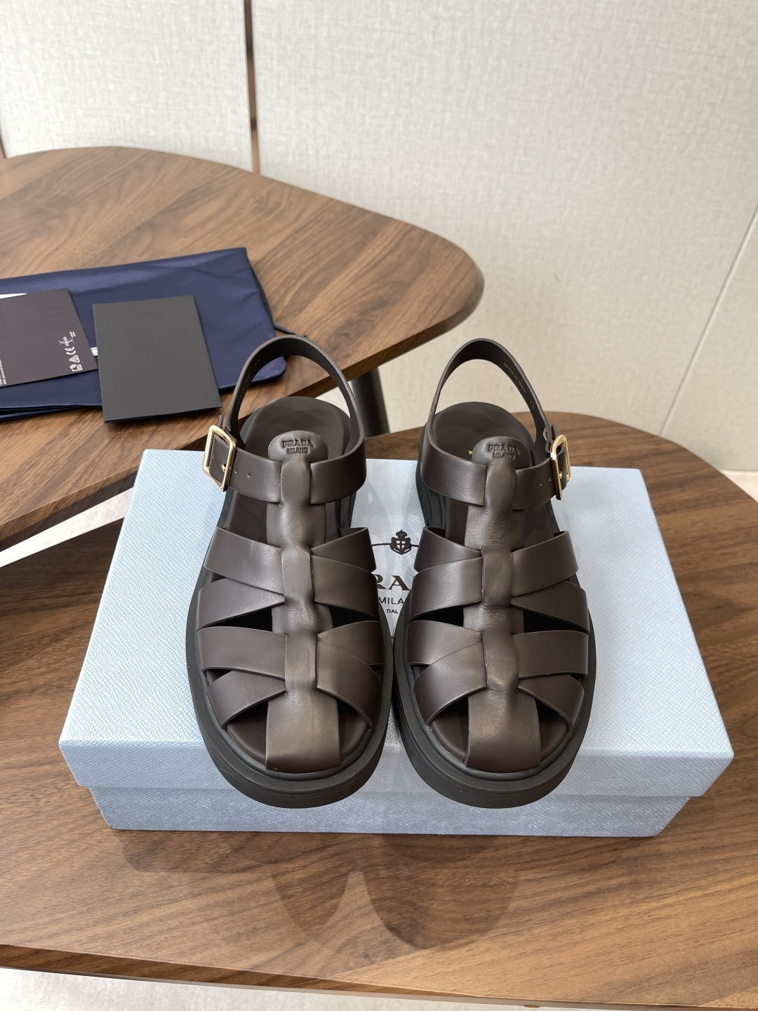 NO:817009,Prada's 2026 spring and summer new Roman woven rubber sandals make the entire pair of shoes light and comfortable, satisfying a variety of choices for fashionable people of different styles!  The iconic metal label is paired with the shape of ancient beach sandals, and every design element is fashionable!  Size#35-41 (40 41 customized, non-returnable), sandals, prada, prada, sandals19860909prada普拉达2026春夏新款罗马编织橡胶凉鞋 让整双鞋轻便舒适 满足不同风格时髦人士的多种选择！ 标志性金属标搭配古沙滩凉鞋造型,每一个设计元素都踩在时髦点上！ Size#35-41（40 41定做不退换）,凉鞋,prada,prada,sandals,Women's Shoes