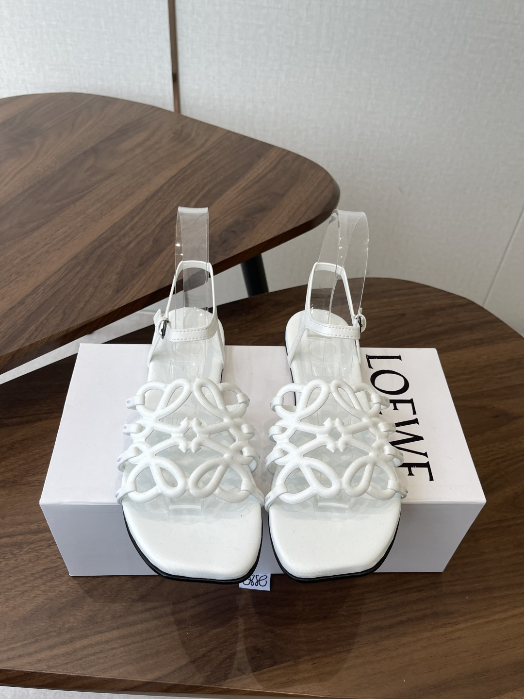 NO:816128,LOEWE 26ss new sandals, a popular model on Xiaohongshu and the Internet, a hot slipper recently, super cute, a must-have for fashionistas, no complicated decorations, excellent vintage texture, pure and minimalist, clean and poetic, super versatile, imported sheepskin fabric, foot pad sheepskin, outsole, genuine leather outsole imported from Italy, high flat heel, Size35-42  (40.41.42 customized),sandals,loewe,loewe,sandals,slippers,sheepskin,Leather soles19860909LOEWE 罗意威26ss新款凉鞋 小红书、外网火爆款 最近大热的一款拖鞋 超级可爱 时髦精绝对不能错过的必入款,没有任何繁杂装饰,质感极好的vintage感,纯粹和极简做得利落又诗意 超级百搭款  面料进口羊皮 垫脚羊皮  大底意大利进口真皮大底 跟高平底 Size35-42 (40.41.42订做）,凉鞋,loewe,loewe,sandals,slippers,sheepskin,Leather soles,Women's Shoes