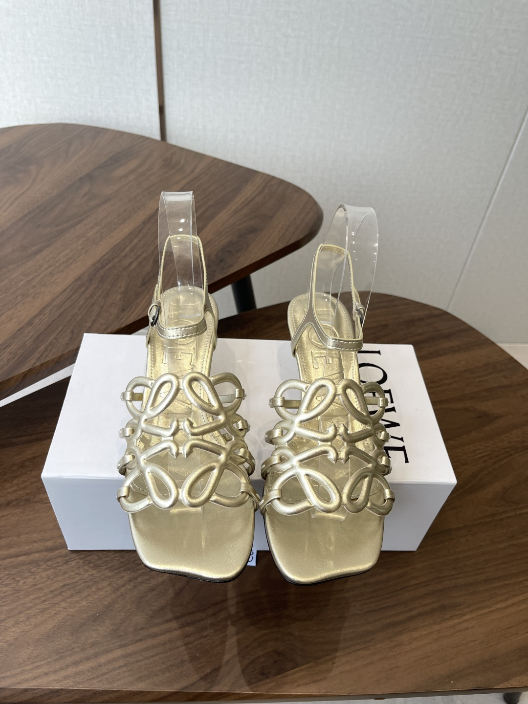 NO:816125,LOEWE 26ss new sandals, a popular model on Xiaohongshu and the Internet, a hot slipper recently, super cute, a must-have for fashionistas, no complicated decorations, excellent vintage texture, pure and minimalist, clean and poetic, super versatile, imported sheepskin fabric, foot pad sheepskin, outsole, genuine leather outsole imported from Italy, heel height 4.5cm, Size35-42  (40.41.42 customized),sandals,loewe,loewe,sandals,slippers,sheepskin,Leather soles19860909LOEWE 罗意威26ss新款凉鞋 小红书、外网火爆款 最近大热的一款拖鞋 超级可爱 时髦精绝对不能错过的必入款,没有任何繁杂装饰,质感极好的vintage感,纯粹和极简做得利落又诗意 超级百搭款  面料进口羊皮 垫脚羊皮 大底意大利进口真皮大底 跟高4.5cm Size35-42 (40.41.42订做）,凉鞋,loewe,loewe,sandals,slippers,sheepskin,Leather soles,Women's Shoes