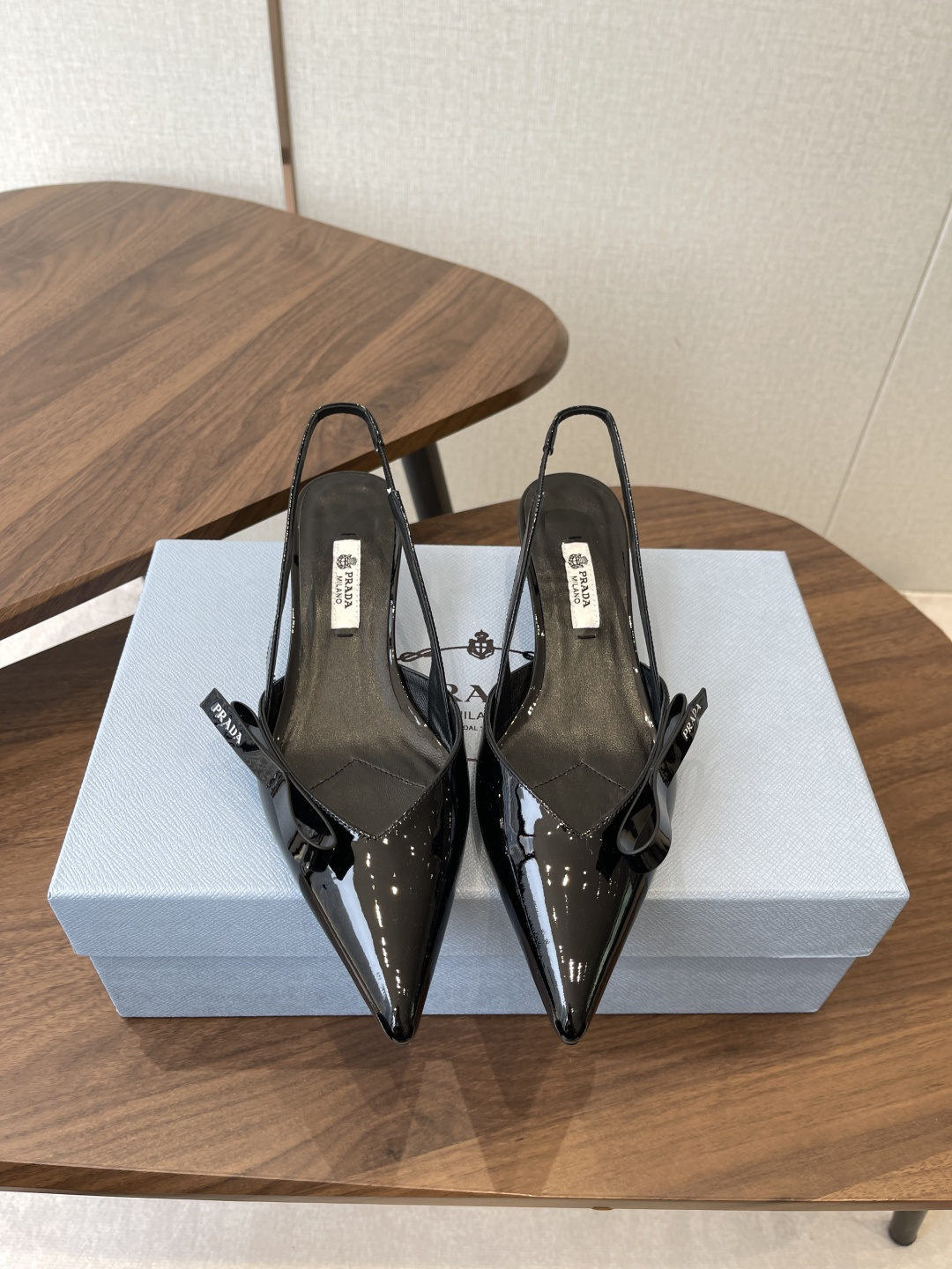 NO:817022,PRADA Prada's 2026 early spring new product pointed toe single shoes and high heels. The pointed toe design is more than just an ingenious idea to lengthen the legs. The back strap and bow details find a balance between rigidity and softness. It breaks away from the inertial perception of 'comfort is luxury', but uses the skin-friendly texture of the sheepskin lining to achieve dual freedom of mind and body. From commuter suits to dinner dresses, it seamlessly adapts to diverse scenes, allowing women to switch between being capable and feminine.  Every time you place your foot, it is the whisper of the metal logo and the ground. It is the resonance of avant-garde design and daily functions. It is also the undefined confidence and edge of contemporary women. Made of customized lambskin material. Genuine leather outsole. Heel height is about 6cm. Size34-41 (customized 34 40 41), high heels and sandals, prada, prada, sandals, high heels, skirts, business suit, sheepskin, Leather soles19860909PRADA 普拉达2026早春新品尖头 单鞋鞋高跟鞋 尖头设计不止是拉长腿型的巧思 后饰带与蝴蝶结细节在刚柔之间找到平衡. 它挣脱了“舒适即奢侈”的惯性认知 却以羊皮内里的亲肤质感 实现心灵与身体的双重自由. 从通勤西装到晚宴礼裙 它无缝适配多元场景 让女性在干练与柔美中自主切换. 每一次落脚都是金属徽标与地面的轻语 是先锋设计与日常功能的共鸣 更是当代女性不被定义的底气与锋芒. 面料定制小羊皮材质 真皮大底 跟高6cm左右 Size34-41（ 34 40 41定制）,高跟鞋凉鞋,prada,prada,sandals,high heels,skirts,business suit,sheepskin,Leather soles,Women's Shoes