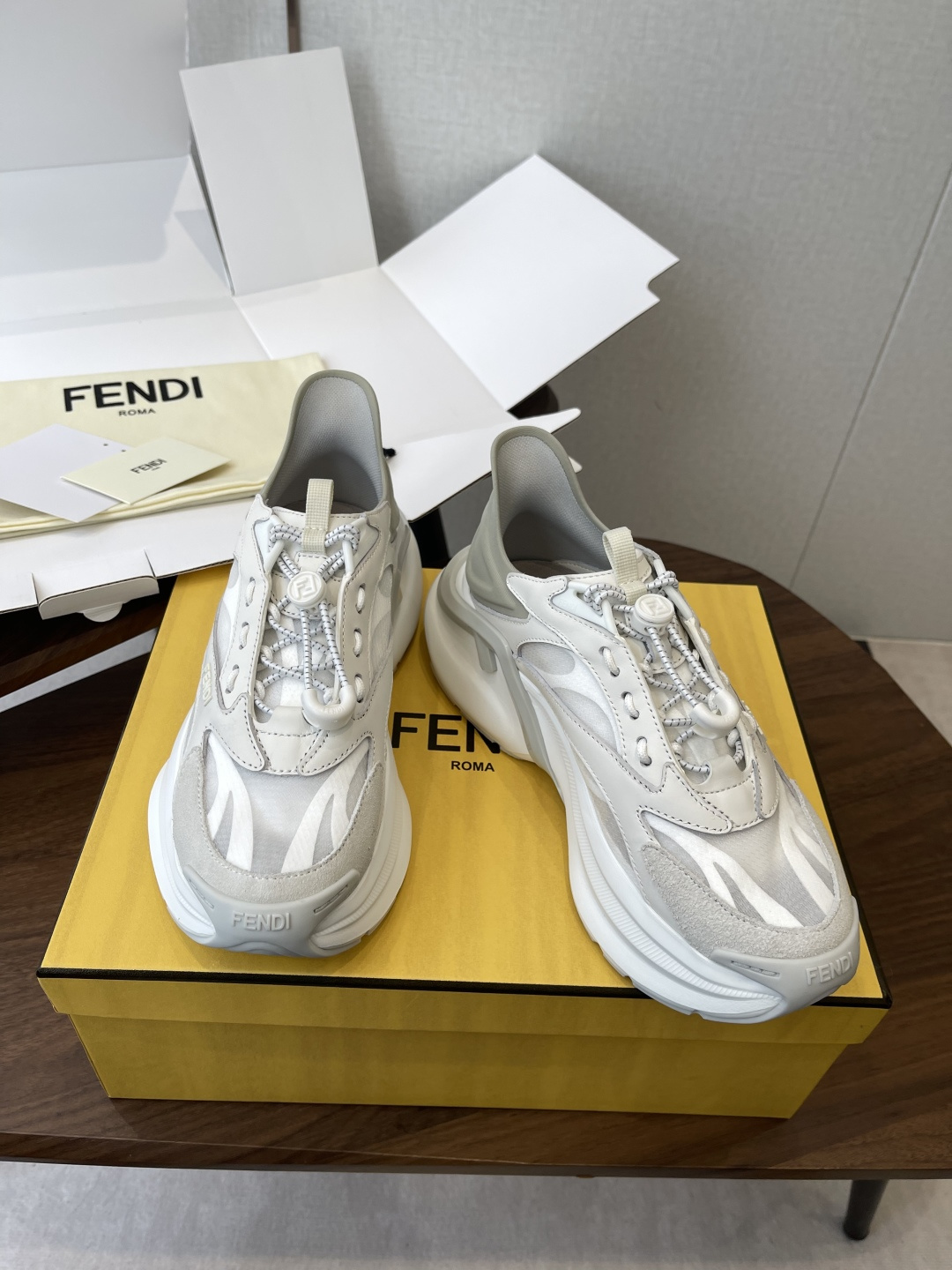 莞产Fendi芬迪  26ss 春夏 网面  休闲 运动鞋 老爹鞋穿上这双鞋感觉小腿都变细了！妥妥的颜值