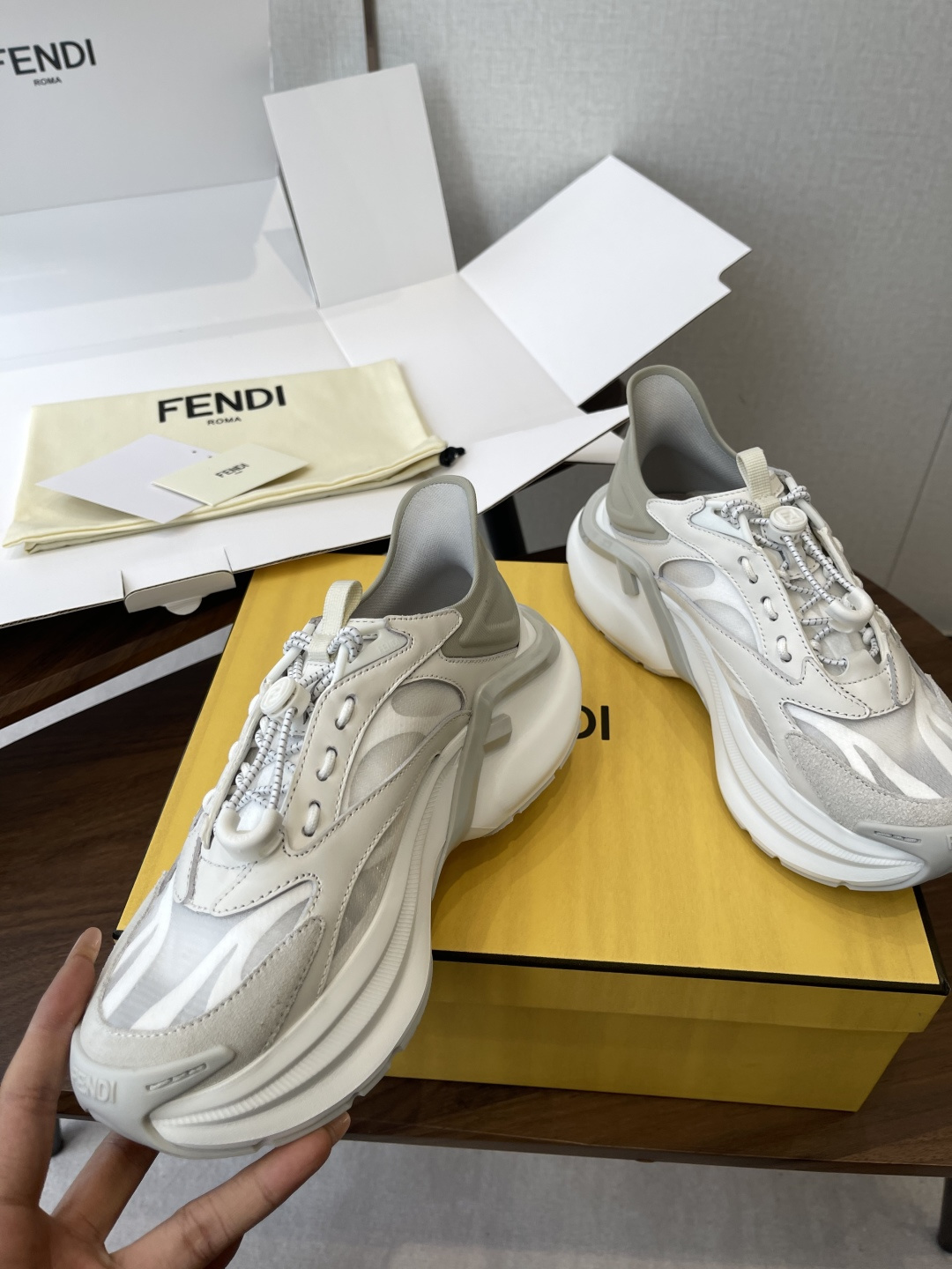 莞产Fendi芬迪  26ss 春夏 网面  休闲 运动鞋 老爹鞋穿上这双鞋感觉小腿都变细了！妥妥的颜值