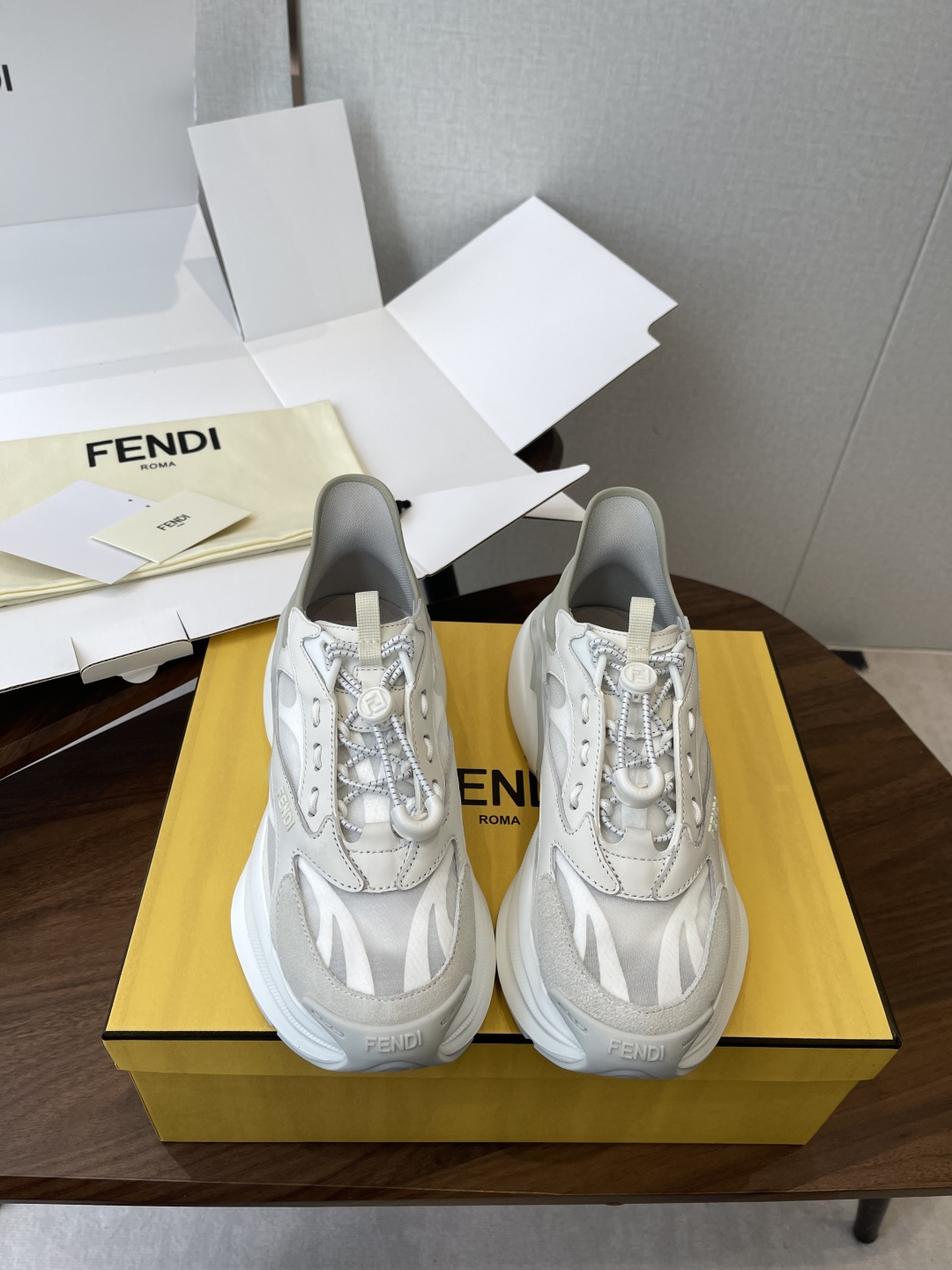 莞产Fendi芬迪  26ss 春夏 网面  休闲 运动鞋 老爹鞋穿上这双鞋感觉小腿都变细了！妥妥的颜值