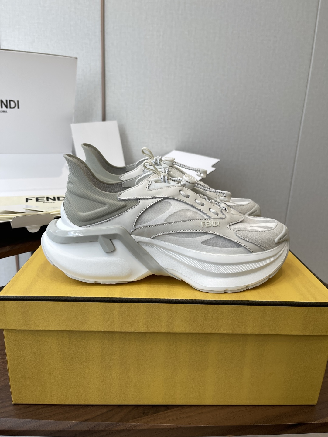 莞产Fendi芬迪  26ss 春夏 网面  休闲 运动鞋 老爹鞋穿上这双鞋感觉小腿都变细了！妥妥的颜值