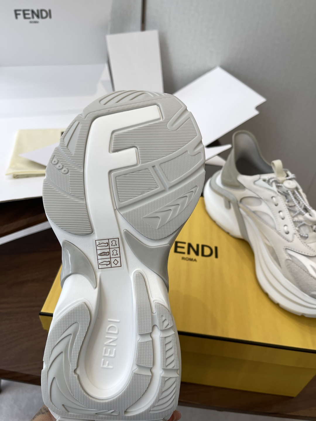 莞产Fendi芬迪  26ss 春夏 网面  休闲 运动鞋 老爹鞋穿上这双鞋感觉小腿都变细了！妥妥的颜值