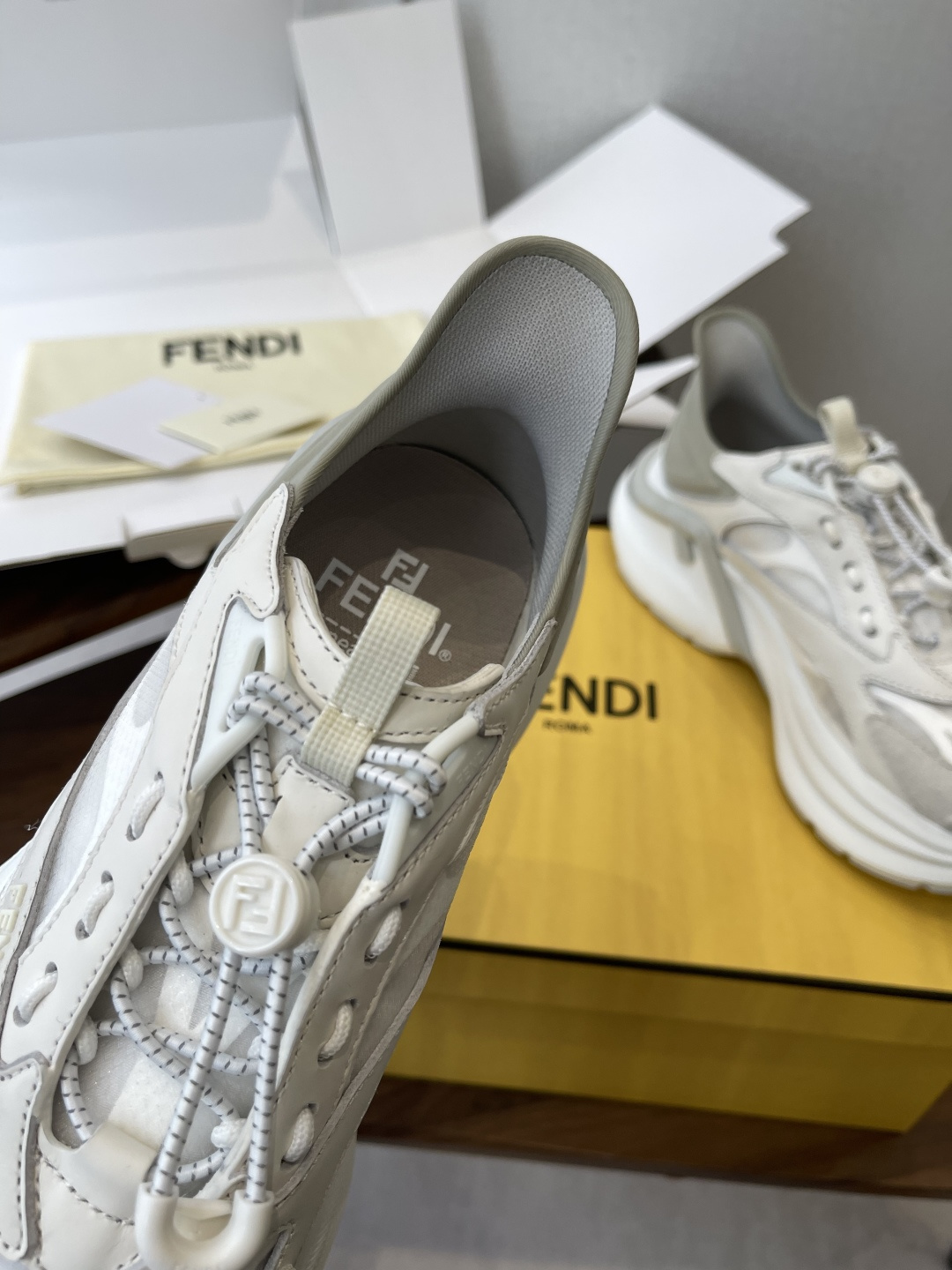 莞产Fendi芬迪  26ss 春夏 网面  休闲 运动鞋 老爹鞋穿上这双鞋感觉小腿都变细了！妥妥的颜值