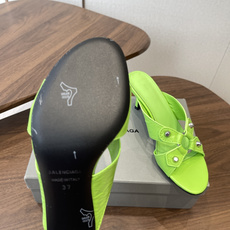 Balenciaga26ss春夏新款铆钉镂空高跟凉拖利落大气的露趾方头剪裁,自带利落高级质感,经典交叉镂 Balenciaga26ss春夏新款铆钉镂空高跟凉拖利落大气的露趾方头剪裁,自带利落高级质感,经典交叉镂