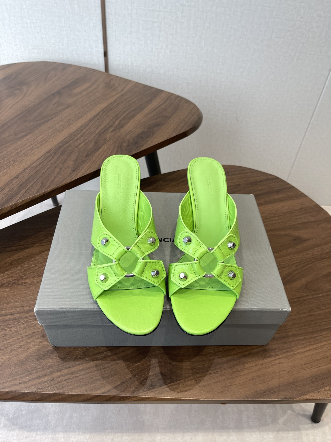Balenciaga26ss春夏新款铆钉镂空高跟凉拖利落大气的露趾方头剪裁，自带利落高级质感，经典交叉镂