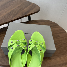 Balenciaga26ss春夏新款铆钉镂空高跟凉拖利落大气的露趾方头剪裁,自带利落高级质感,经典交叉镂 Balenciaga26ss春夏新款铆钉镂空高跟凉拖利落大气的露趾方头剪裁,自带利落高级质感,经典交叉镂