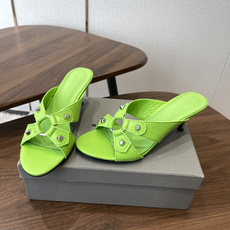 Balenciaga26ss春夏新款铆钉镂空高跟凉拖利落大气的露趾方头剪裁,自带利落高级质感,经典交叉镂 Balenciaga26ss春夏新款铆钉镂空高跟凉拖利落大气的露趾方头剪裁,自带利落高级质感,经典交叉镂