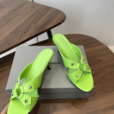 Balenciaga26ss春夏新款铆钉镂空高跟凉拖利落大气的露趾方头剪裁,自带利落高级质感,经典交叉镂 Balenciaga26ss春夏新款铆钉镂空高跟凉拖利落大气的露趾方头剪裁,自带利落高级质感,经典交叉镂