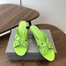 Balenciaga26ss春夏新款铆钉镂空高跟凉拖利落大气的露趾方头剪裁,自带利落高级质感,经典交叉镂 Balenciaga26ss春夏新款铆钉镂空高跟凉拖利落大气的露趾方头剪裁,自带利落高级质感,经典交叉镂